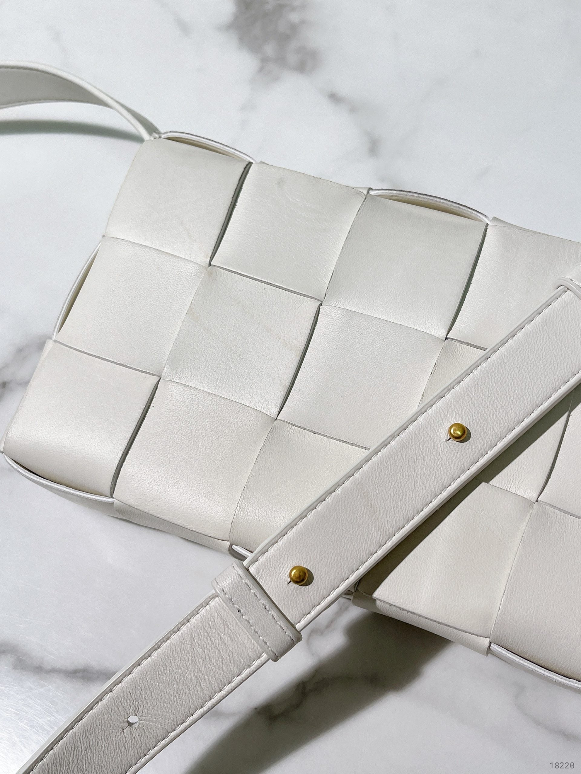 BOTTEGA VENETA CLASSIC CASSETTE, White