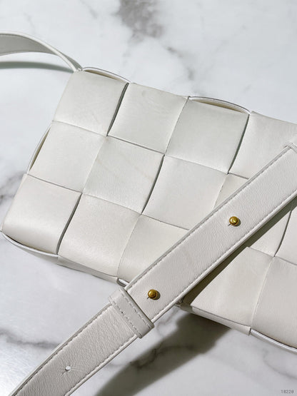 BOTTEGA VENETA CLASSIC CASSETTE, White