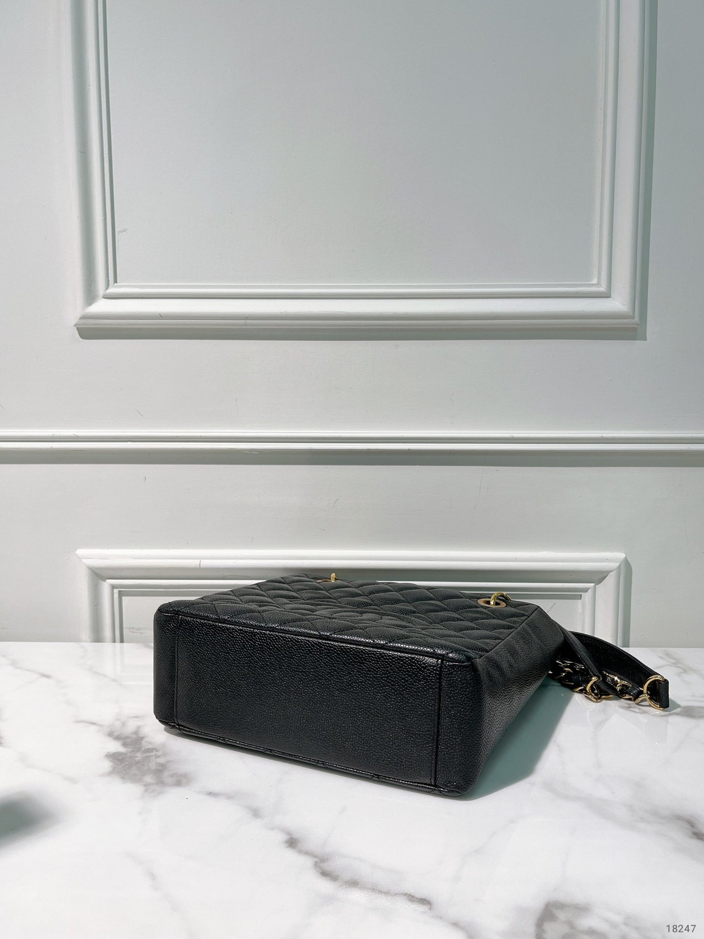 CHANEL PETIT SHOPPING TOTE, Black/Gold