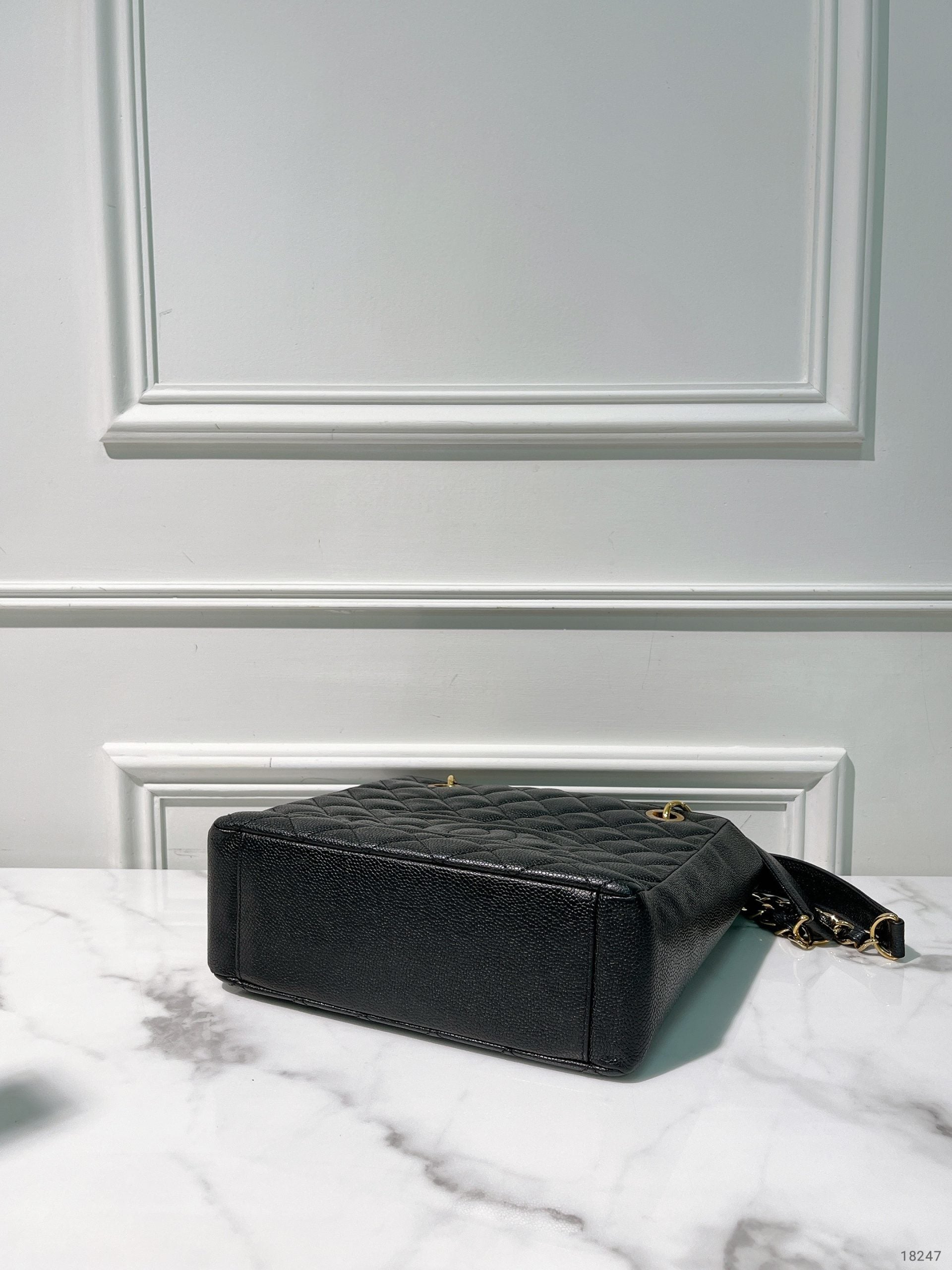 CHANEL PETIT SHOPPING TOTE, Black/Gold