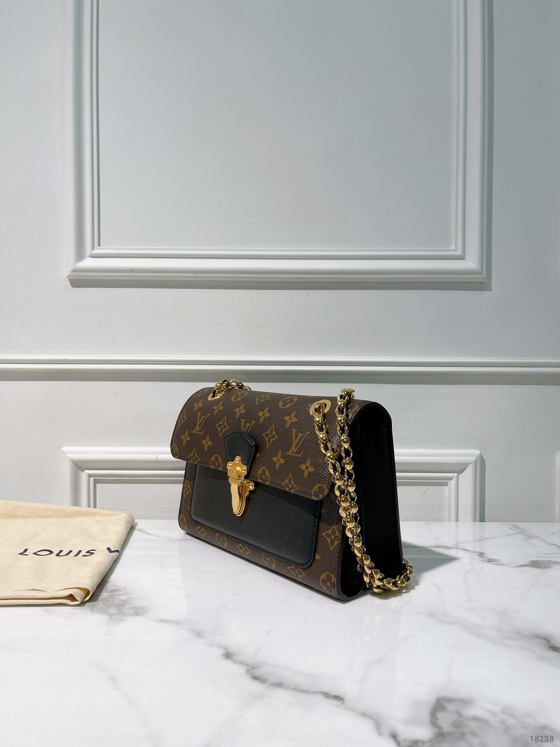 LV VICTOIRE, Monogram