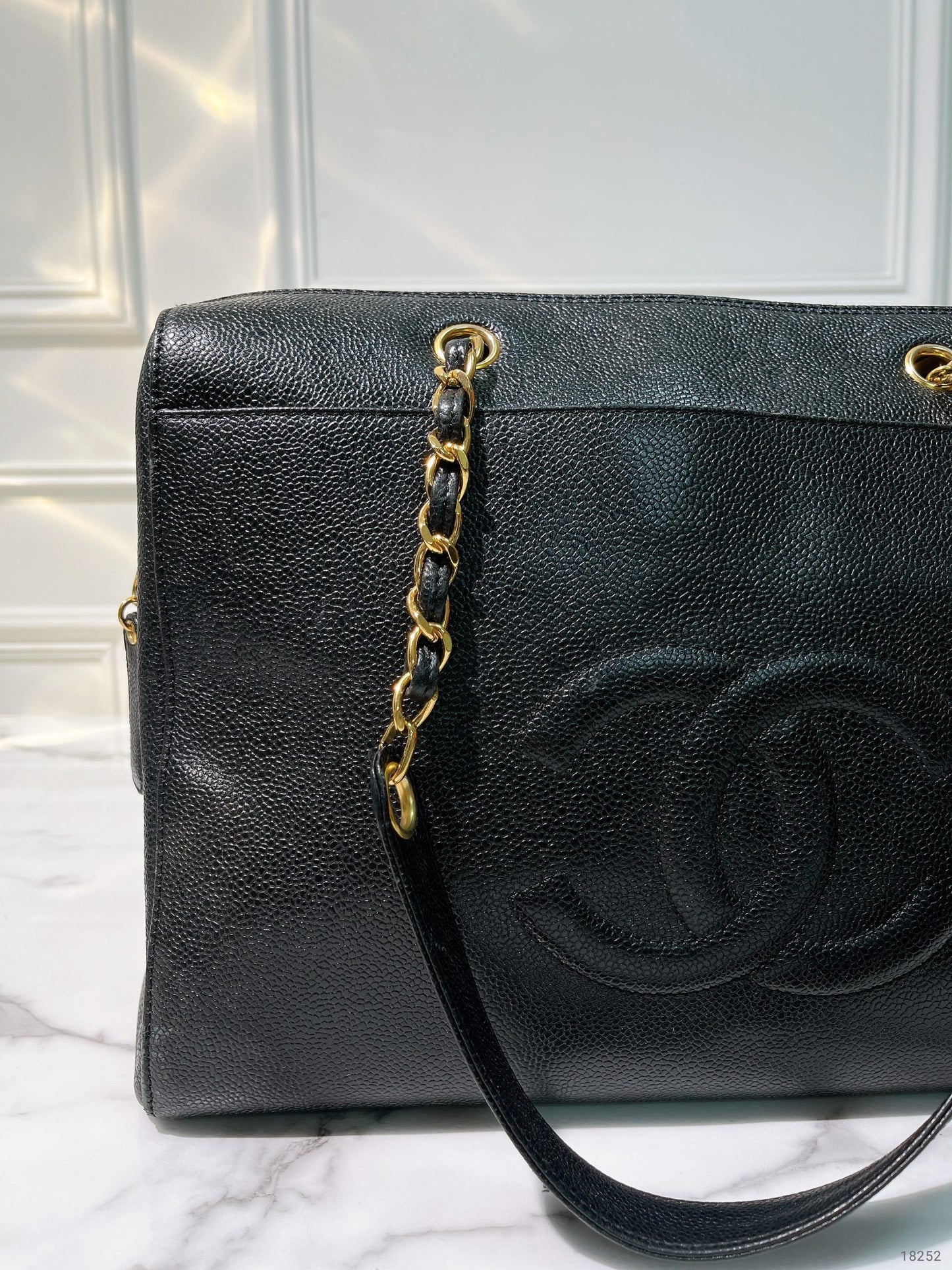 CHANEL VINTAGE ZIP SHOULDER BAG