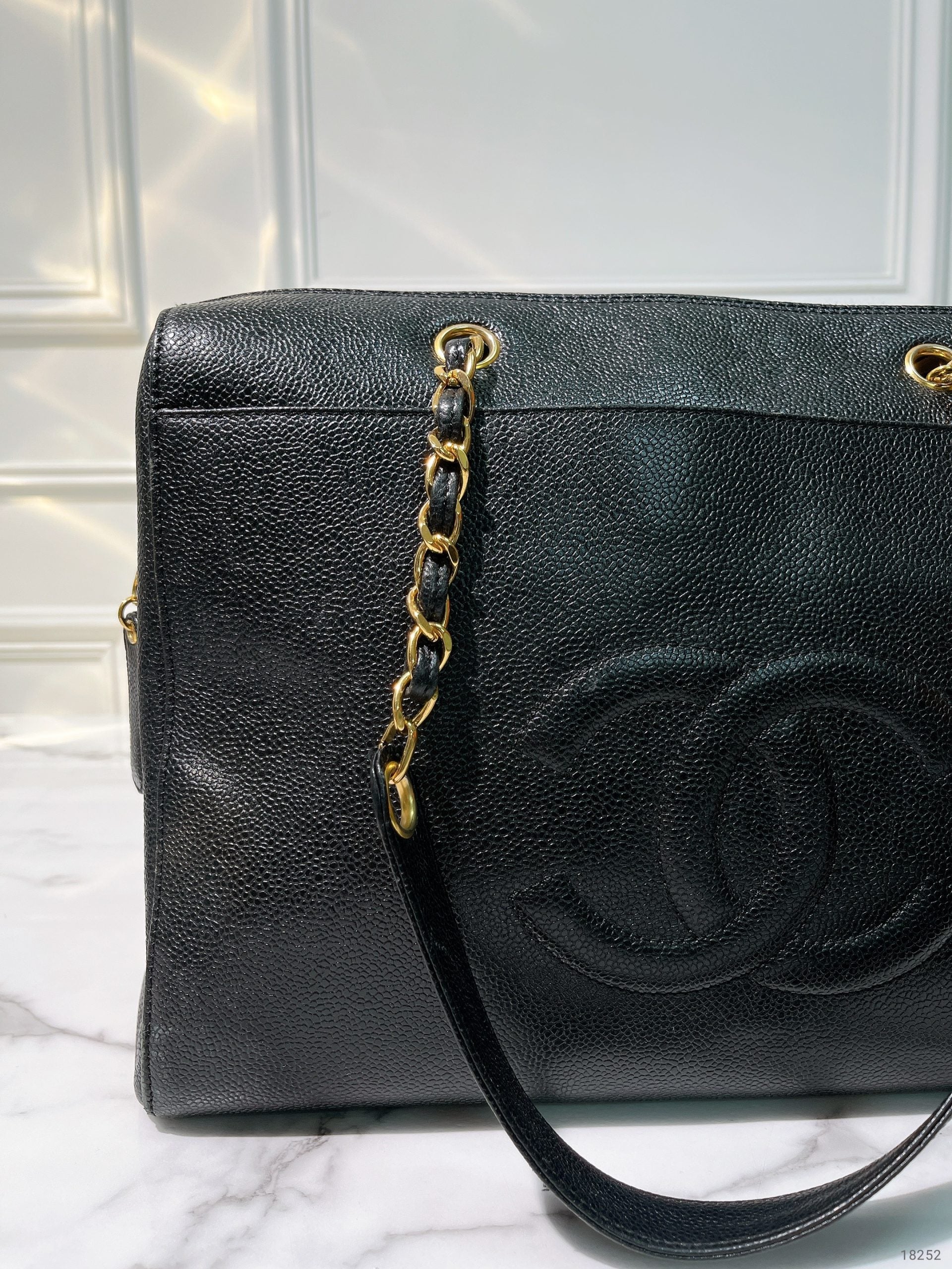 CHANEL VINTAGE ZIP SHOULDER BAG