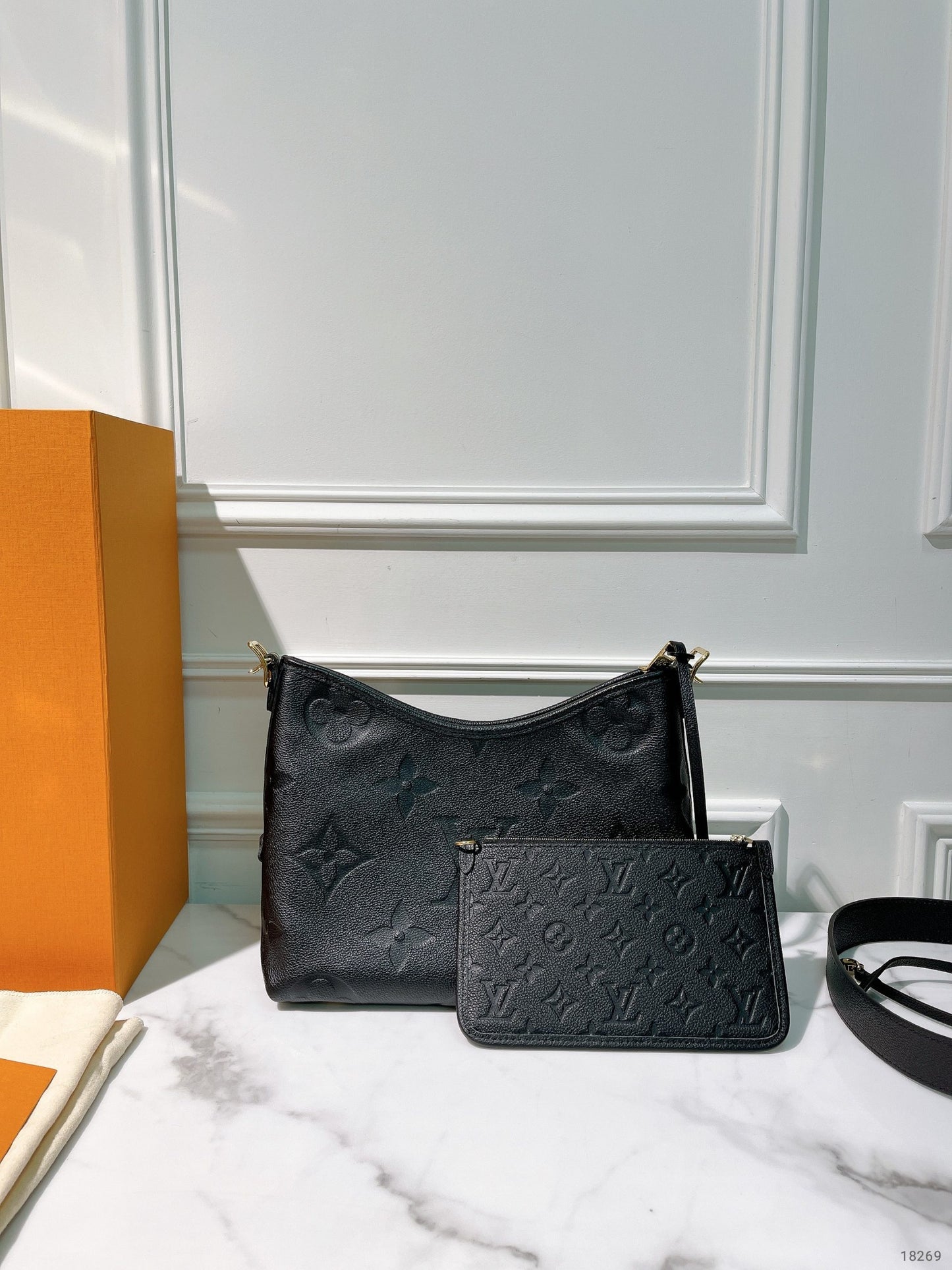 LV CARRYALL PM, Black/Gold