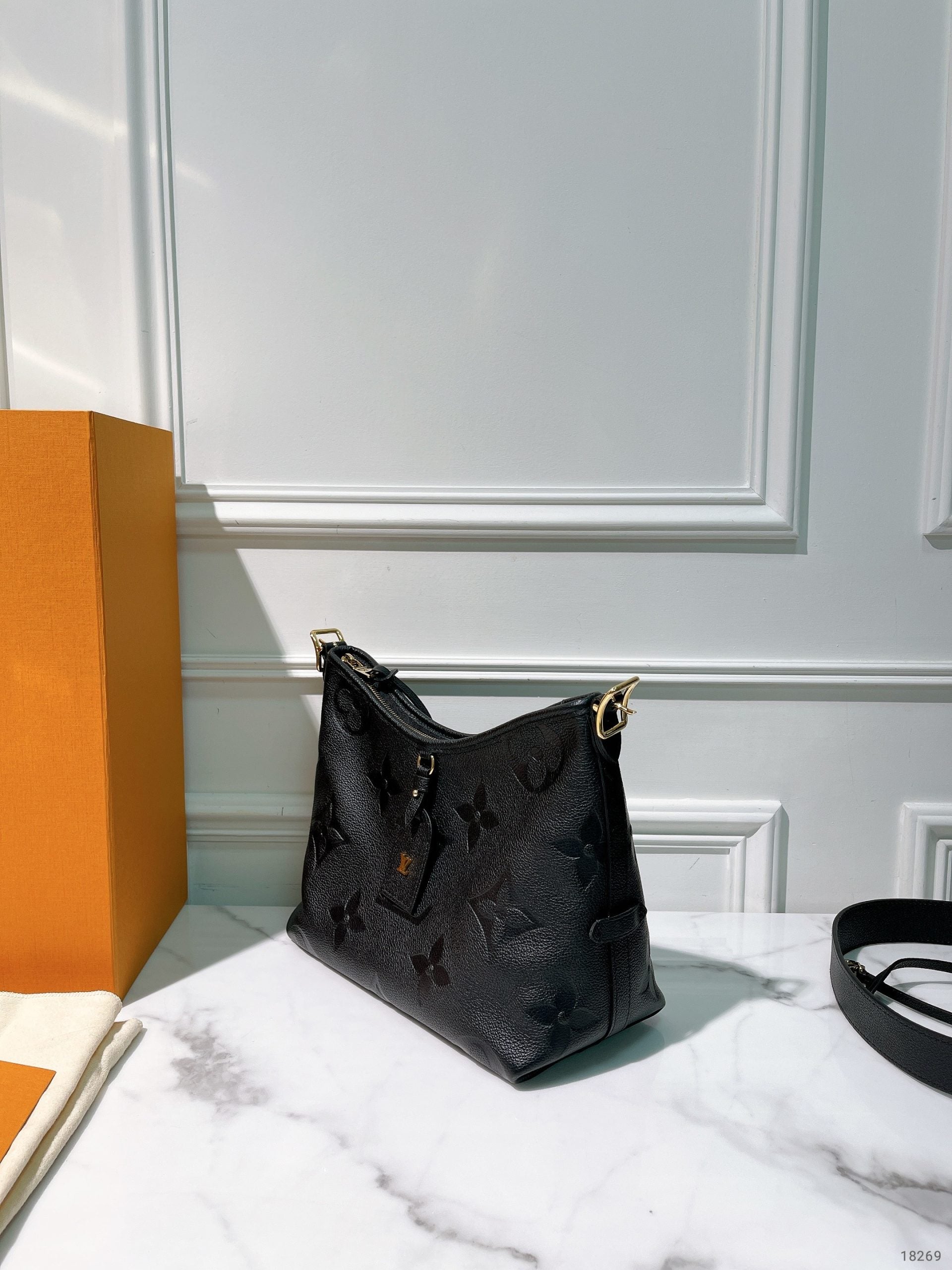 LV CARRYALL PM, Black/Gold