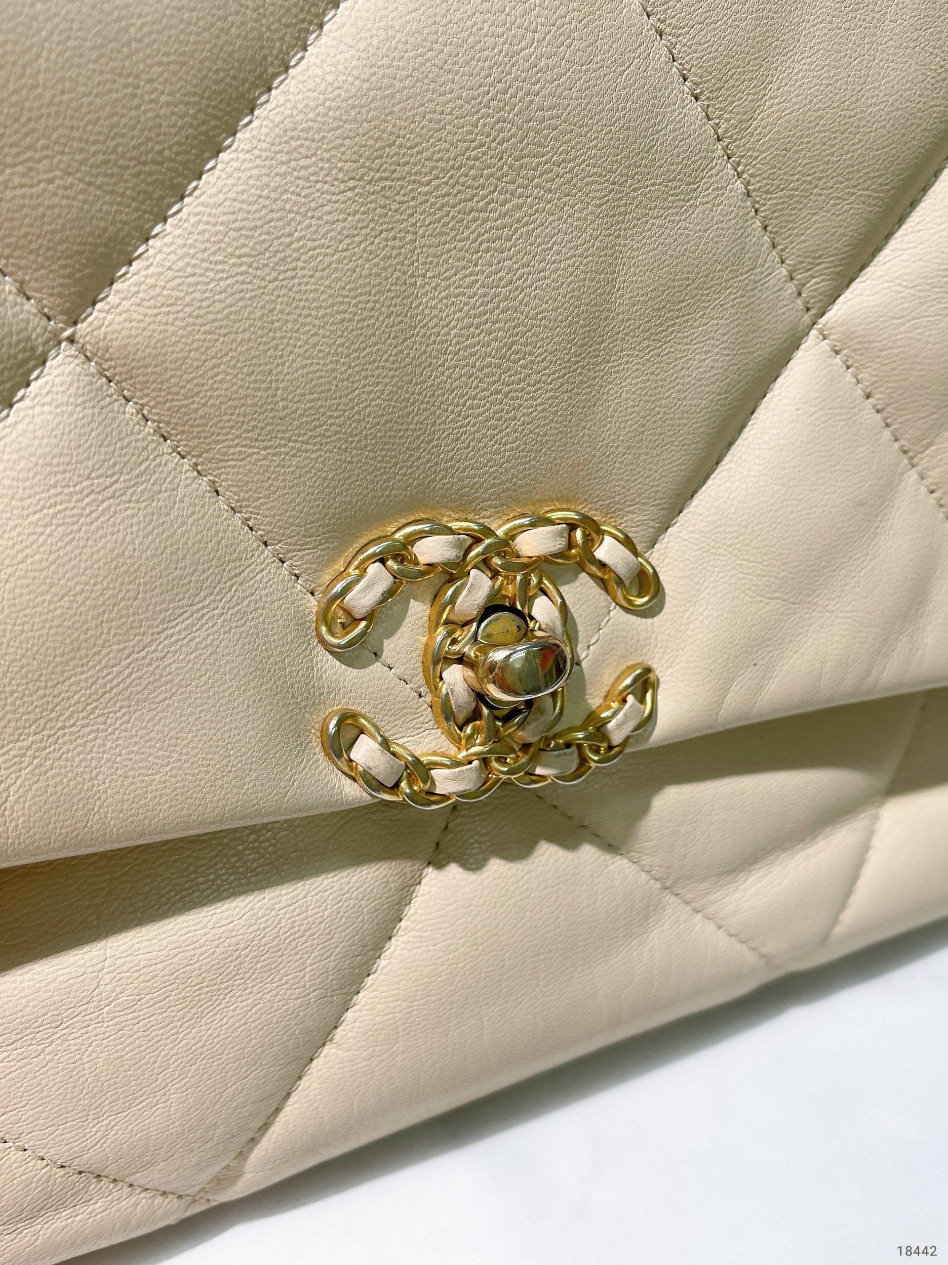 CHANEL 19 BAG, Beige/Gold