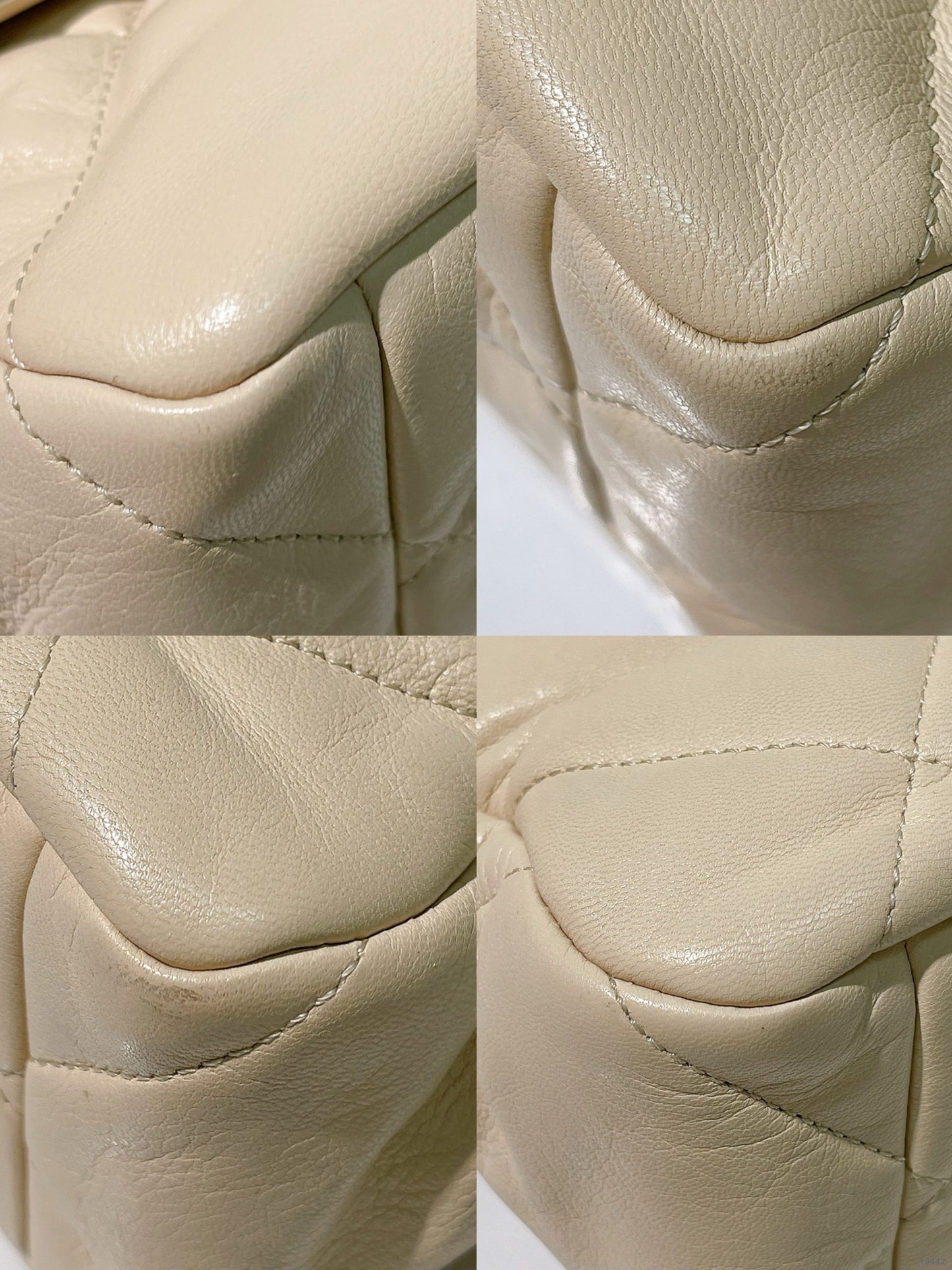 CHANEL 19 BAG, Beige/Gold