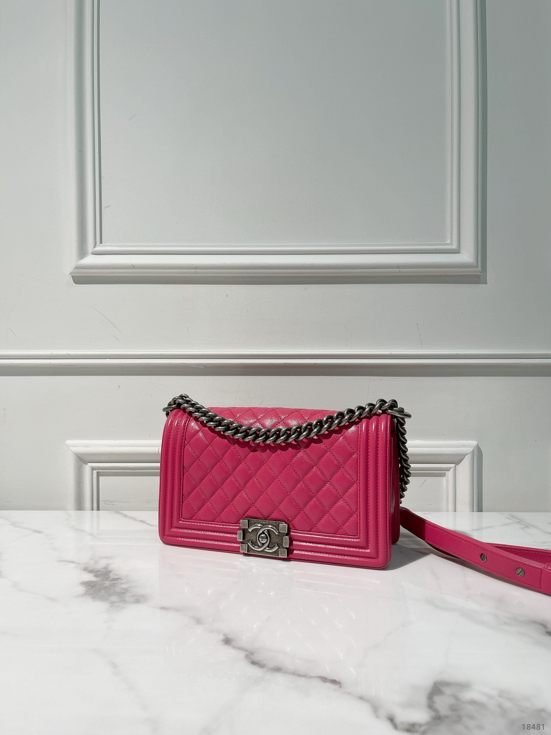 CHANEL MEDIUM BOY HANDBAG, Pink/Silver