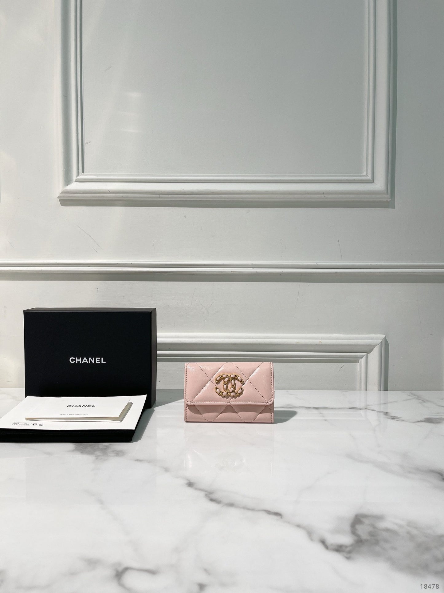 CHANEL 19 CARD HOLDER, Pink/Gold