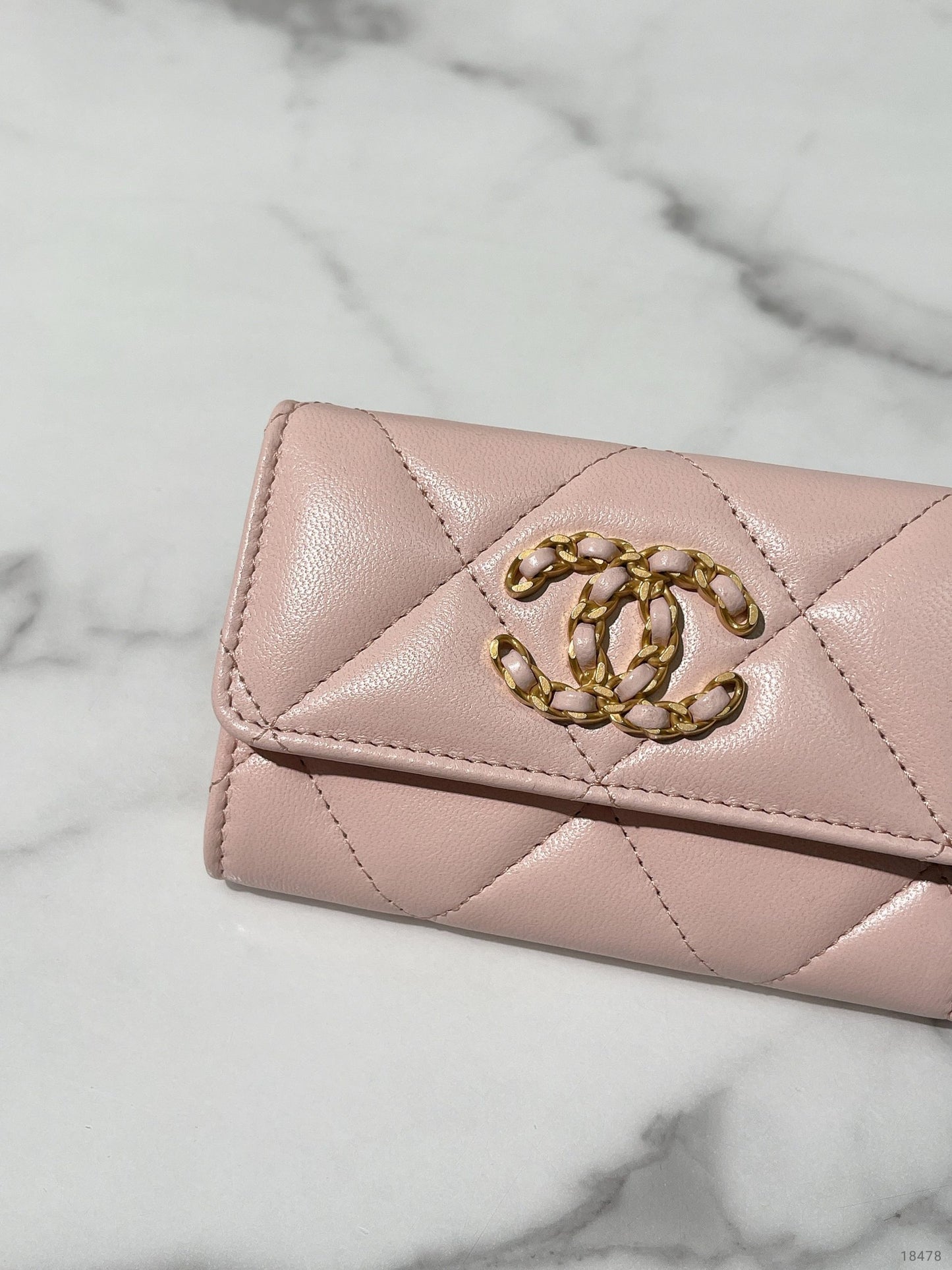 CHANEL 19 CARD HOLDER, Pink/Gold