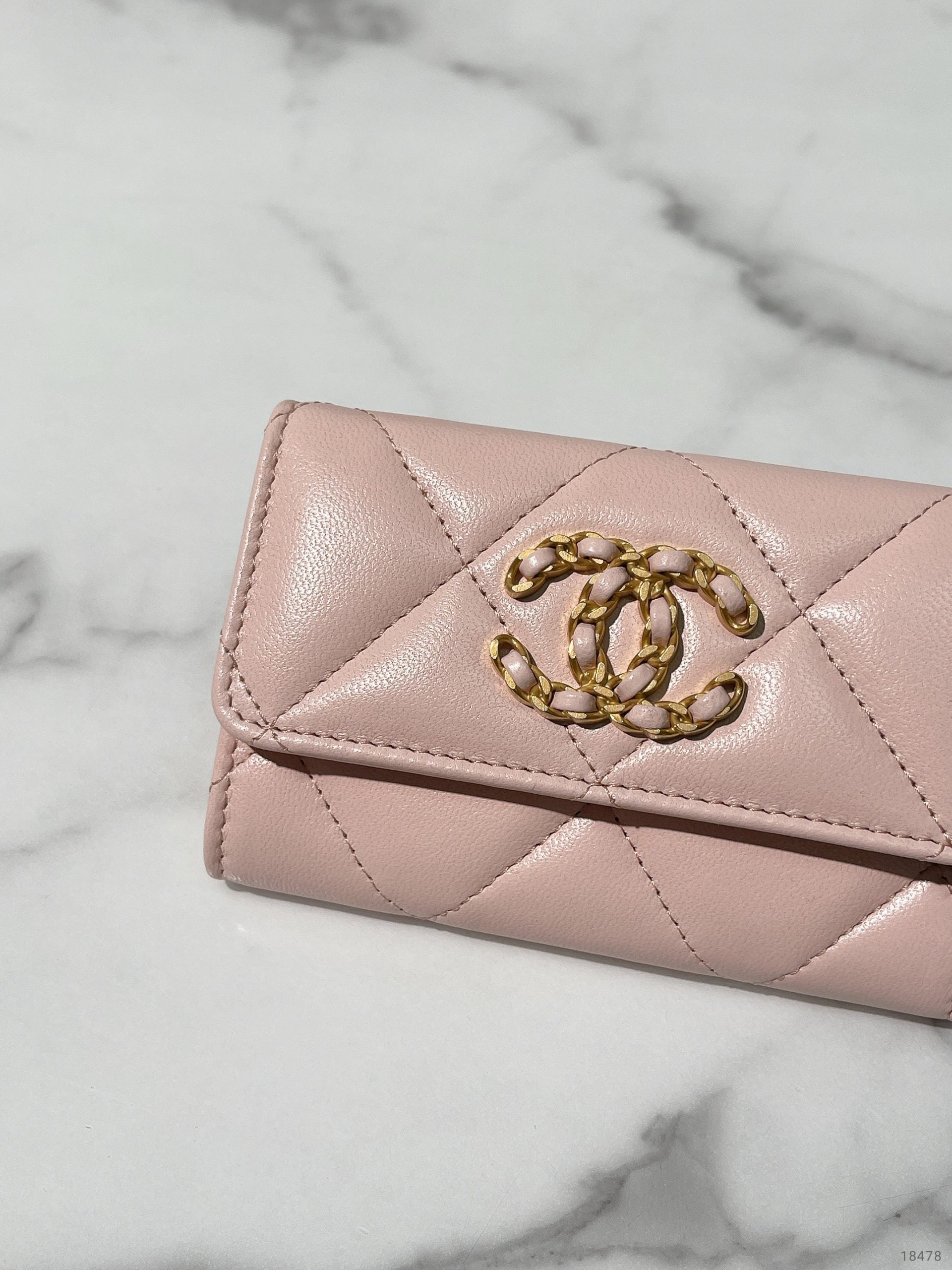 CHANEL 19 CARD HOLDER, Pink/Gold