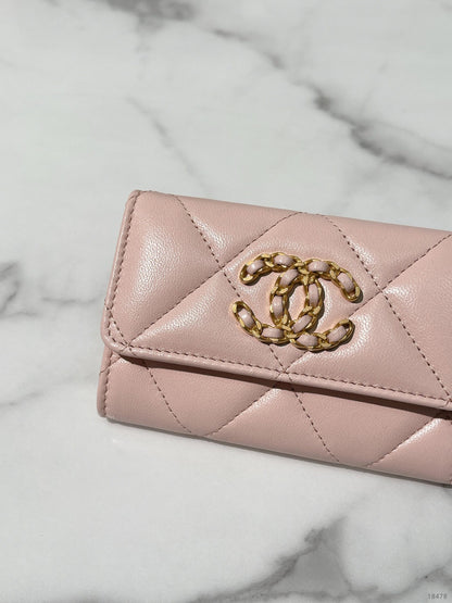 CHANEL 19 CARD HOLDER, Pink/Gold
