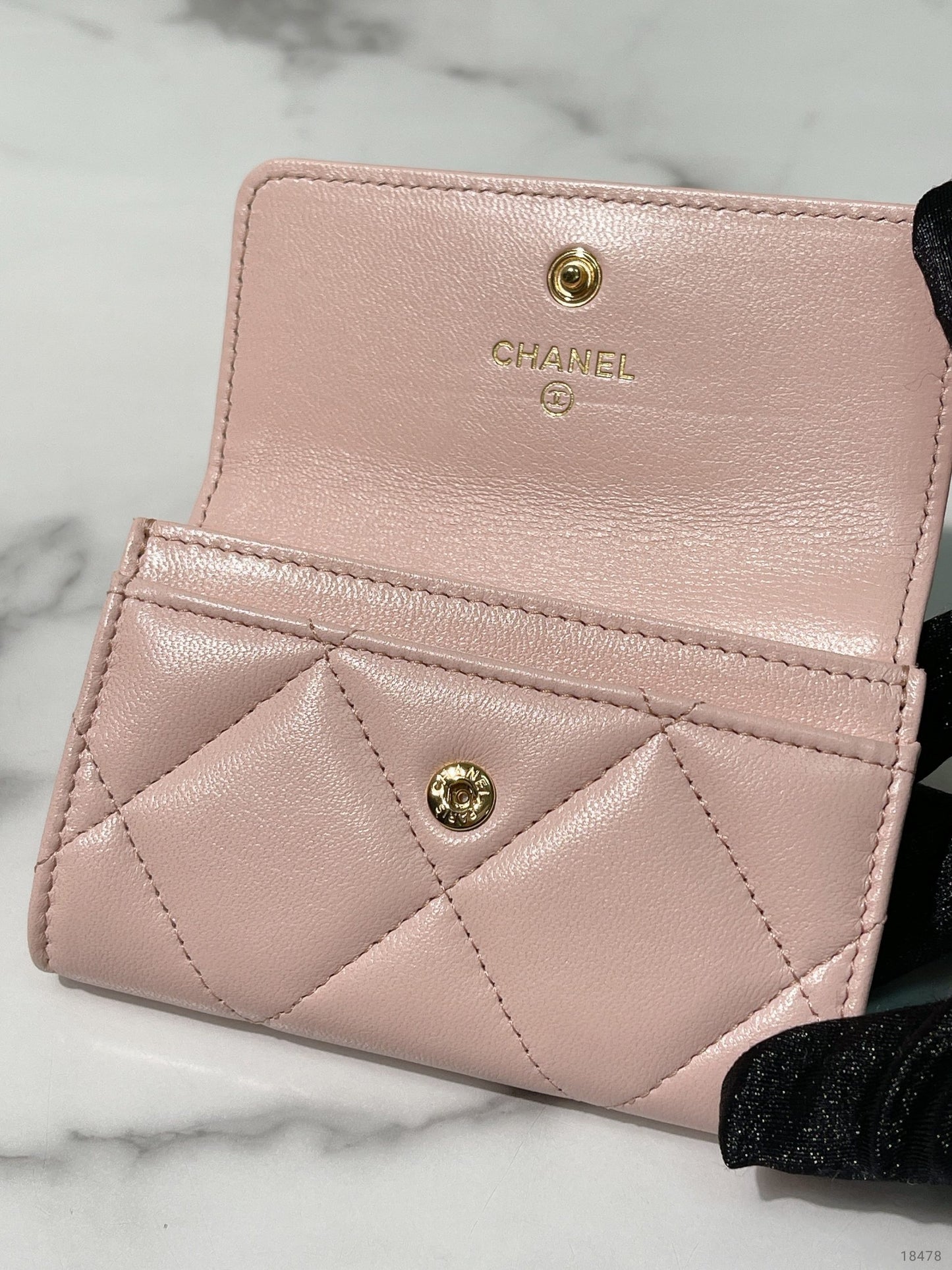 CHANEL 19 CARD HOLDER, Pink/Gold