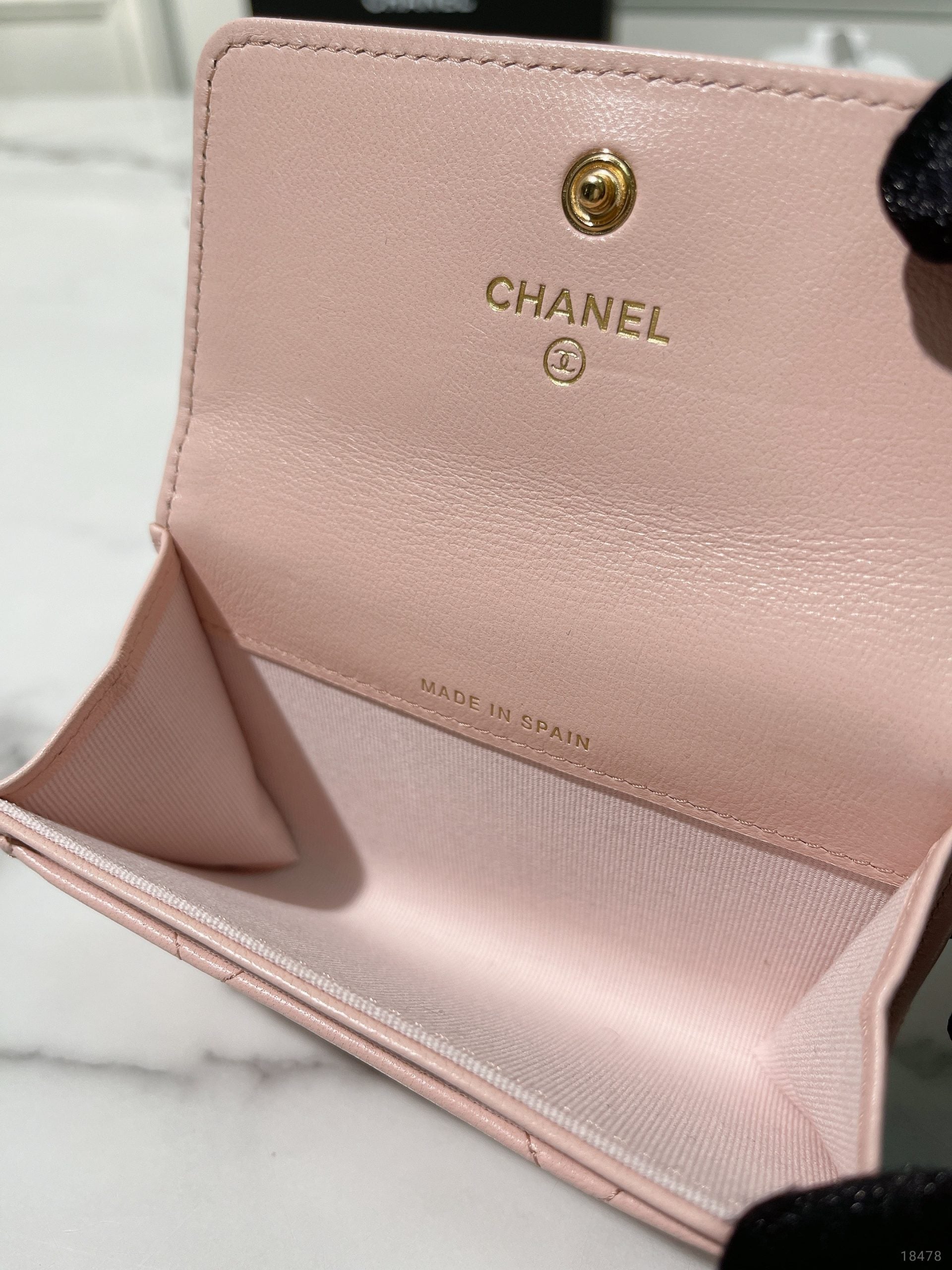 CHANEL 19 CARD HOLDER, Pink/Gold