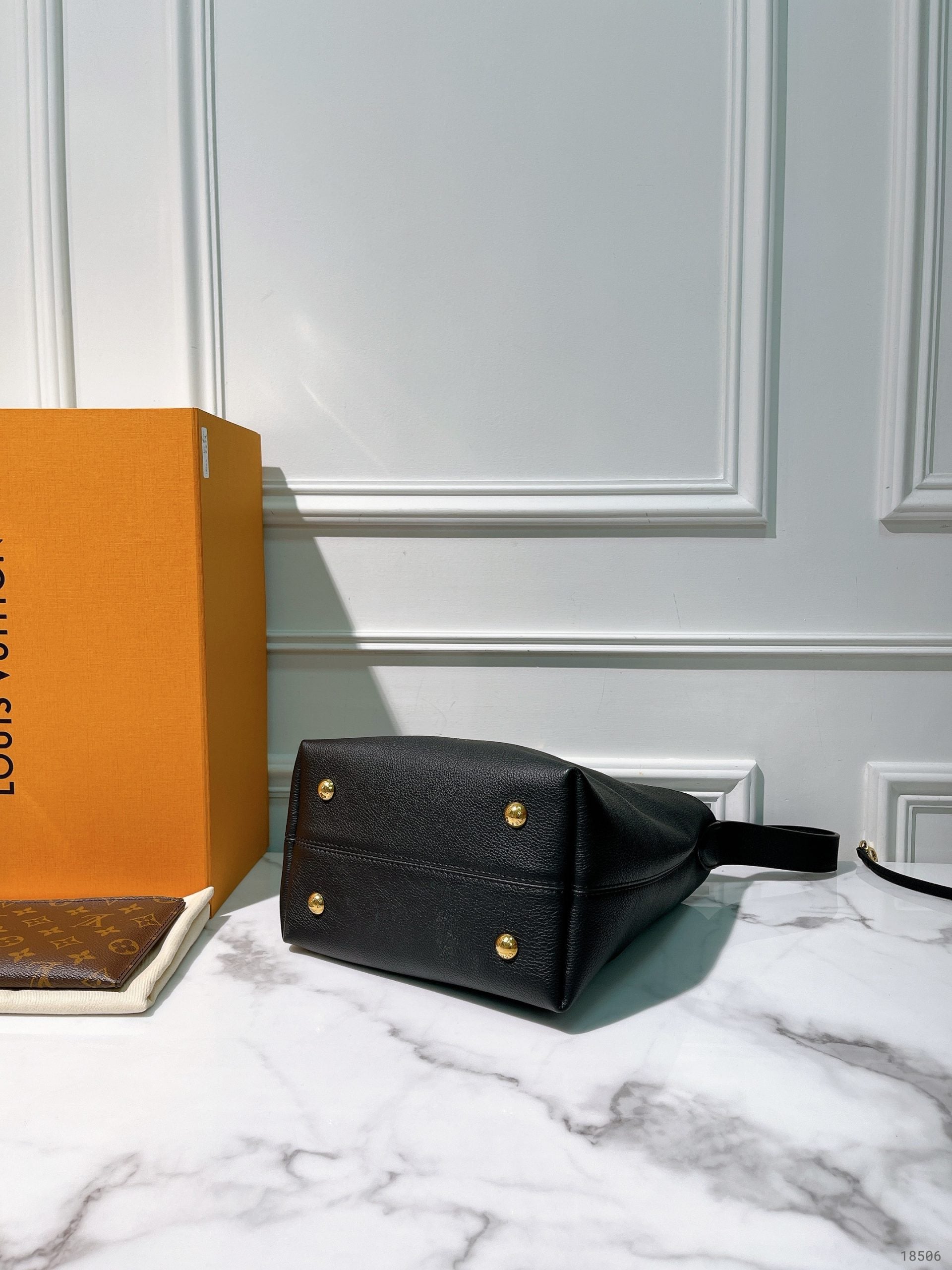 LV LOW KEY HOBO PM, Black/Gold