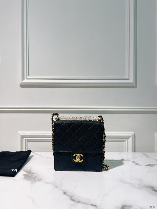 CHANEL PEARLS FLAP BAG, Black/Gold