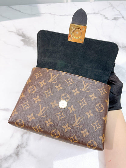 LOUIS VUITTON LOCKY BB