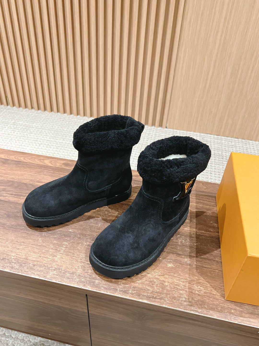 Louis Vuitton Shearling-Lined Snow Boots, Black