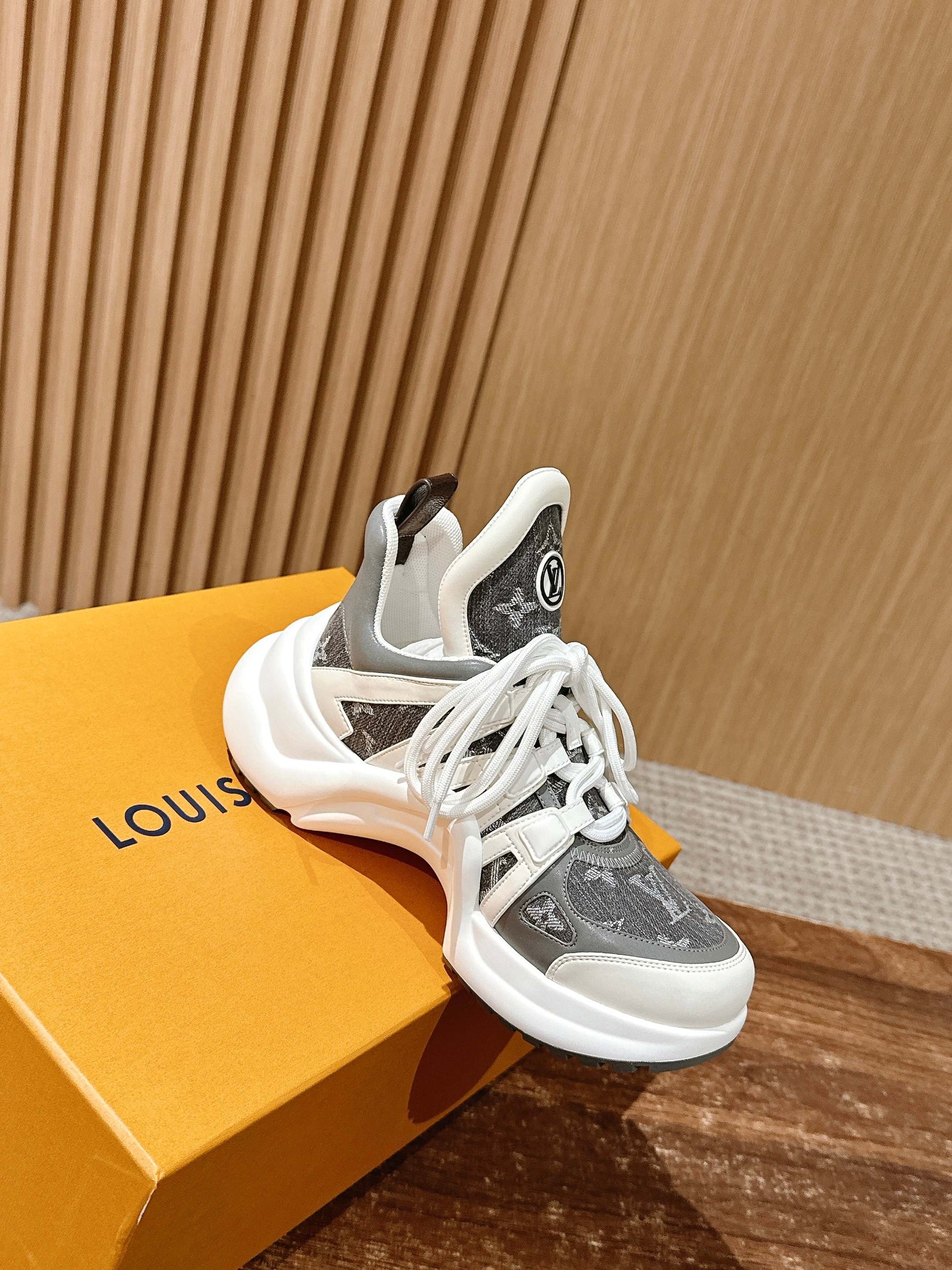 LV Archlight Series 07