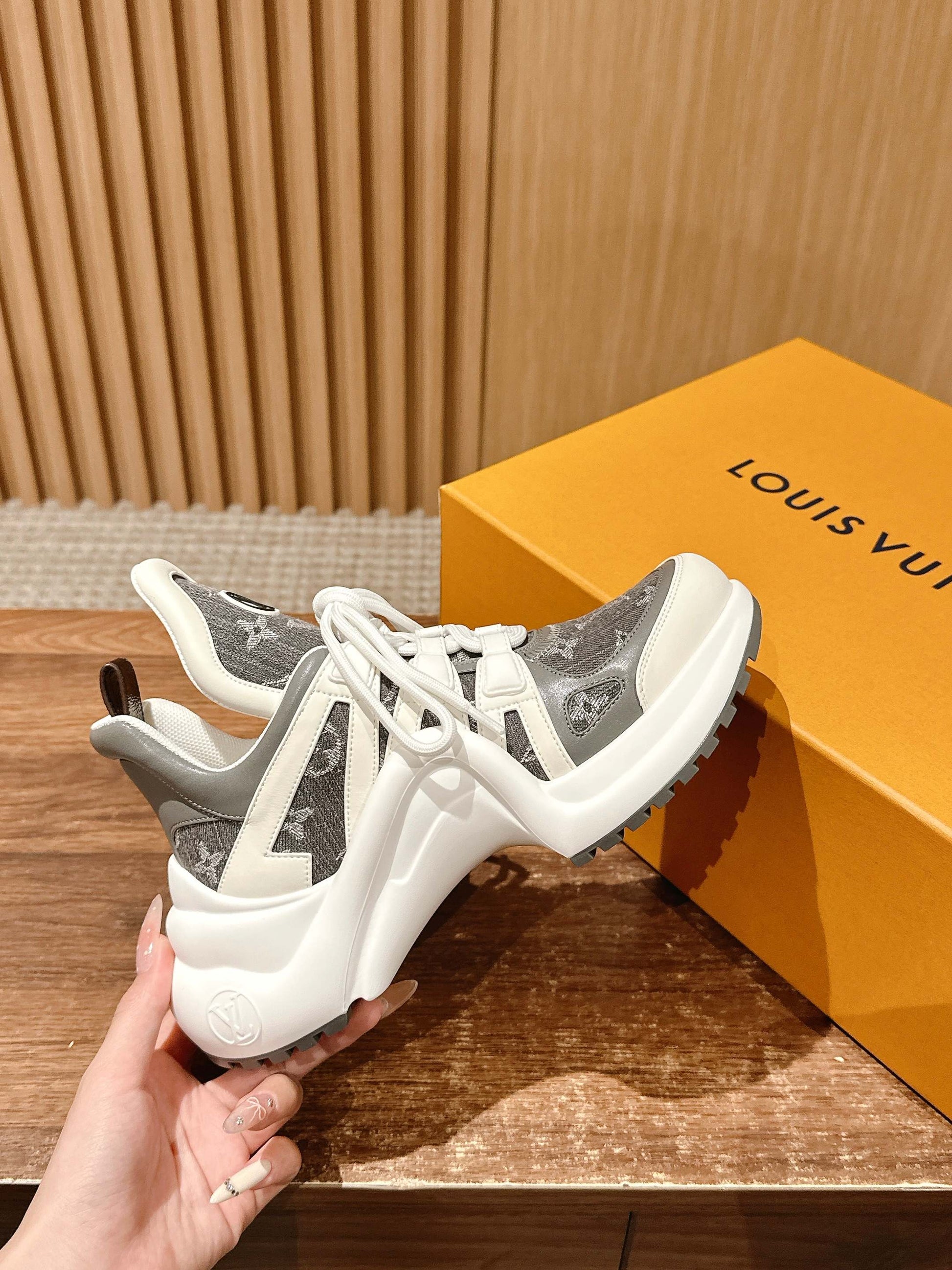 LV Archlight Series 07