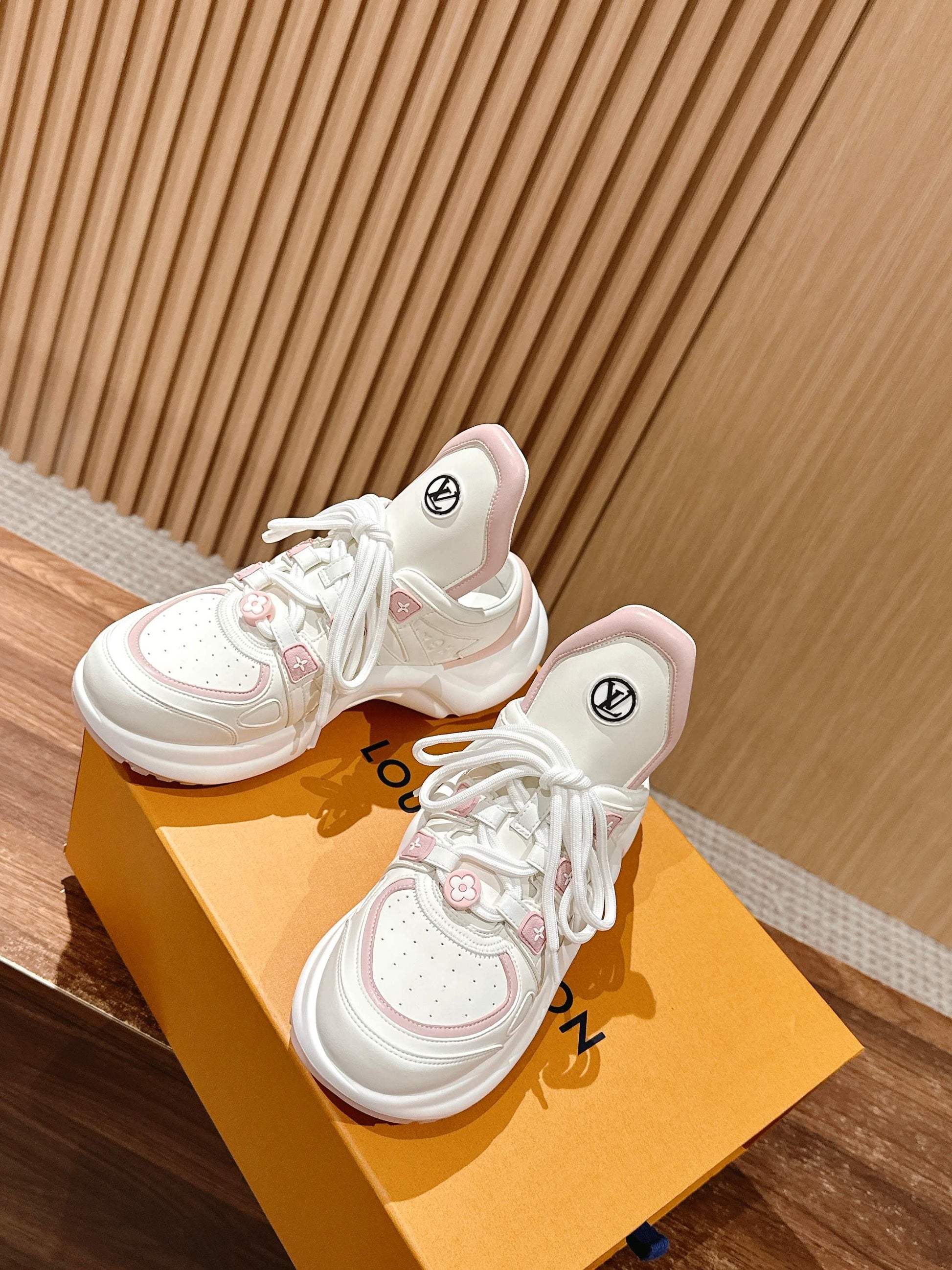 LV Archlight Series 06