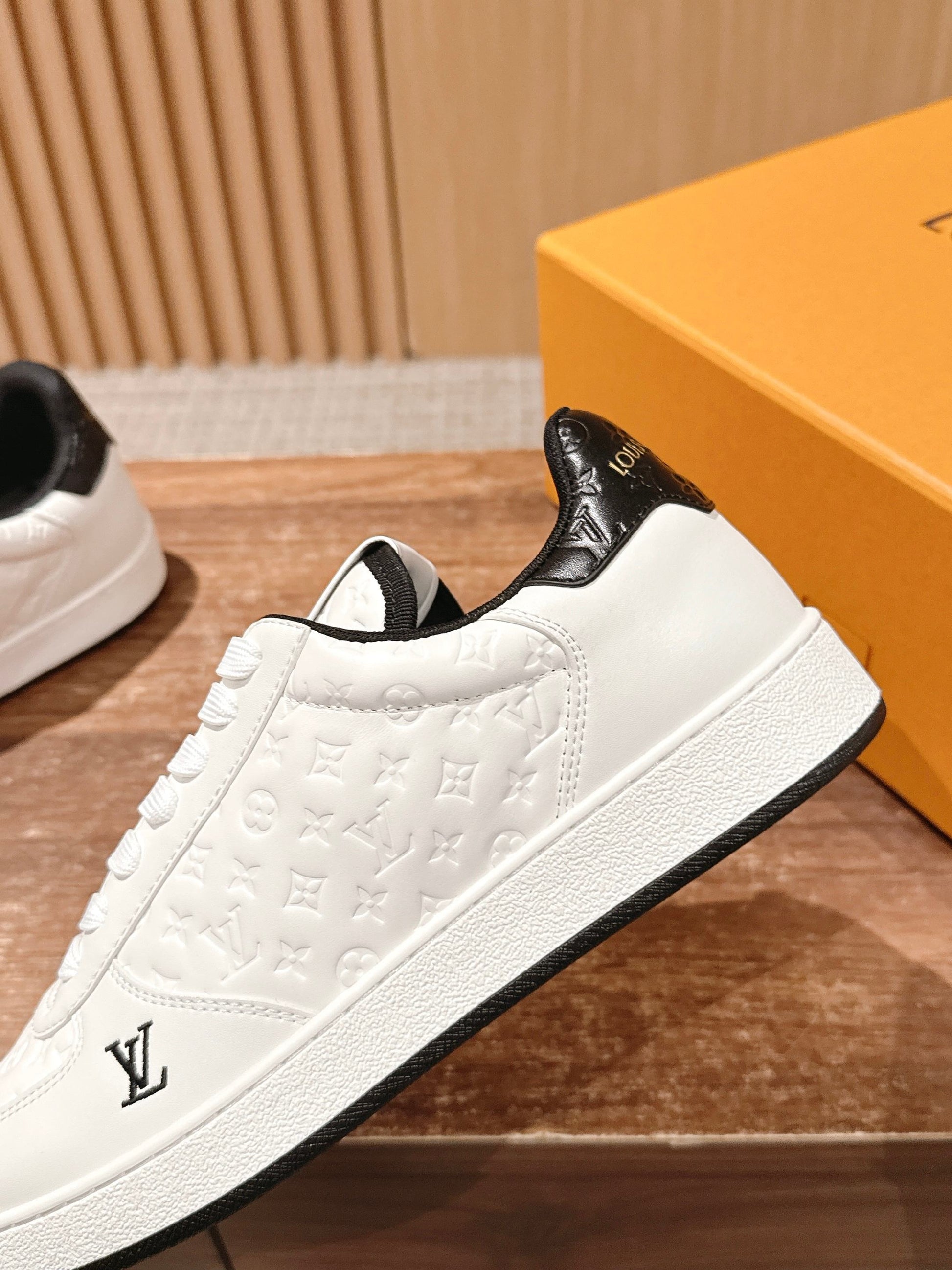 LV Rivoli, White with Black Tail