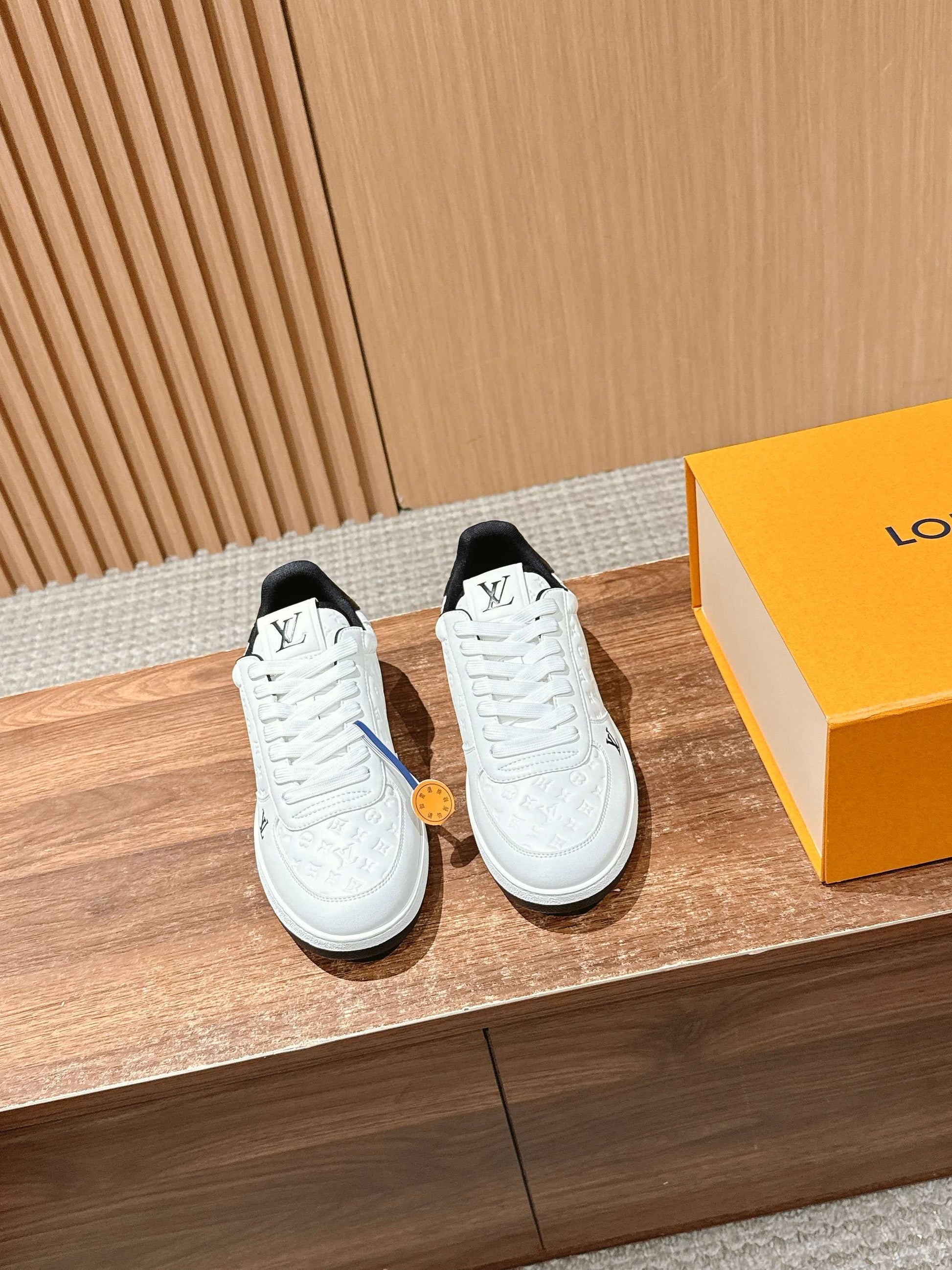 LV Rivoli, White with Black Tail