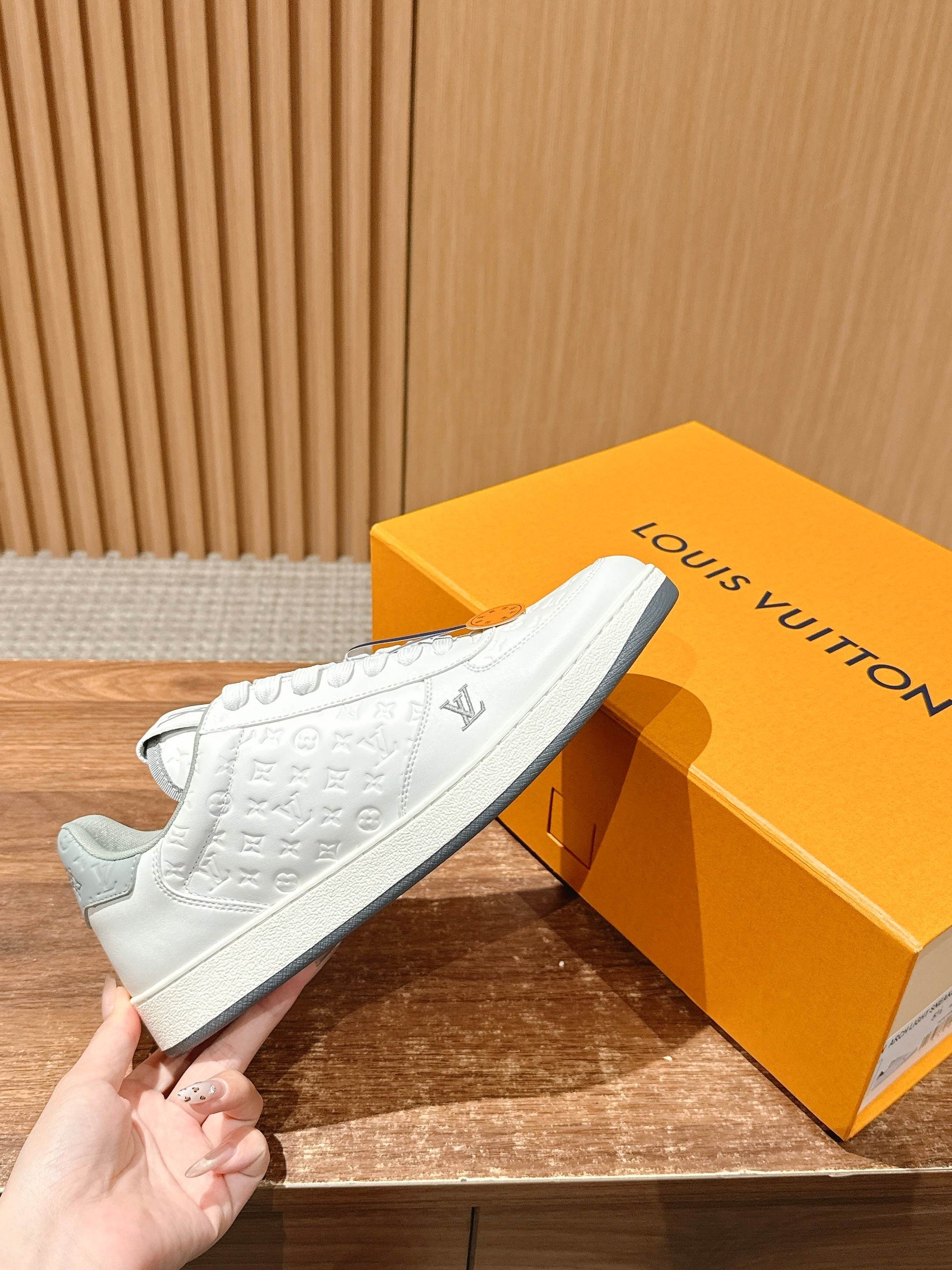 LV Rivoli, White with Light Green