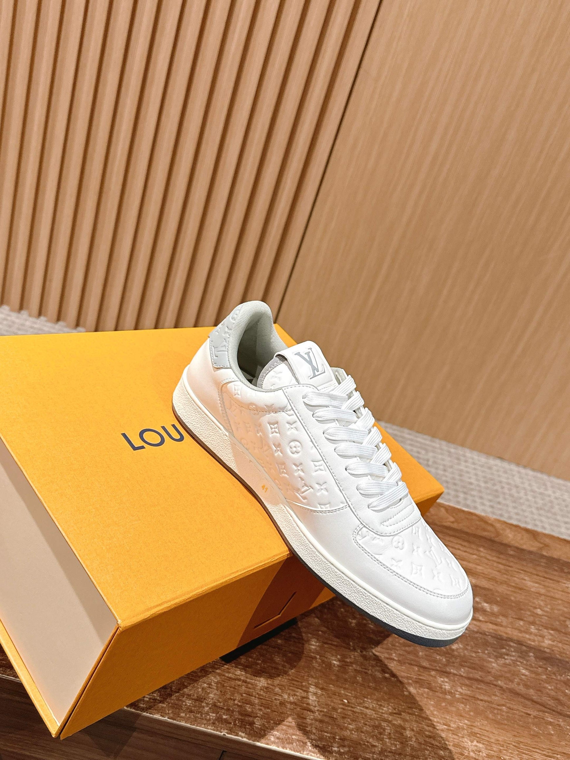 LV Rivoli, White with Light Green