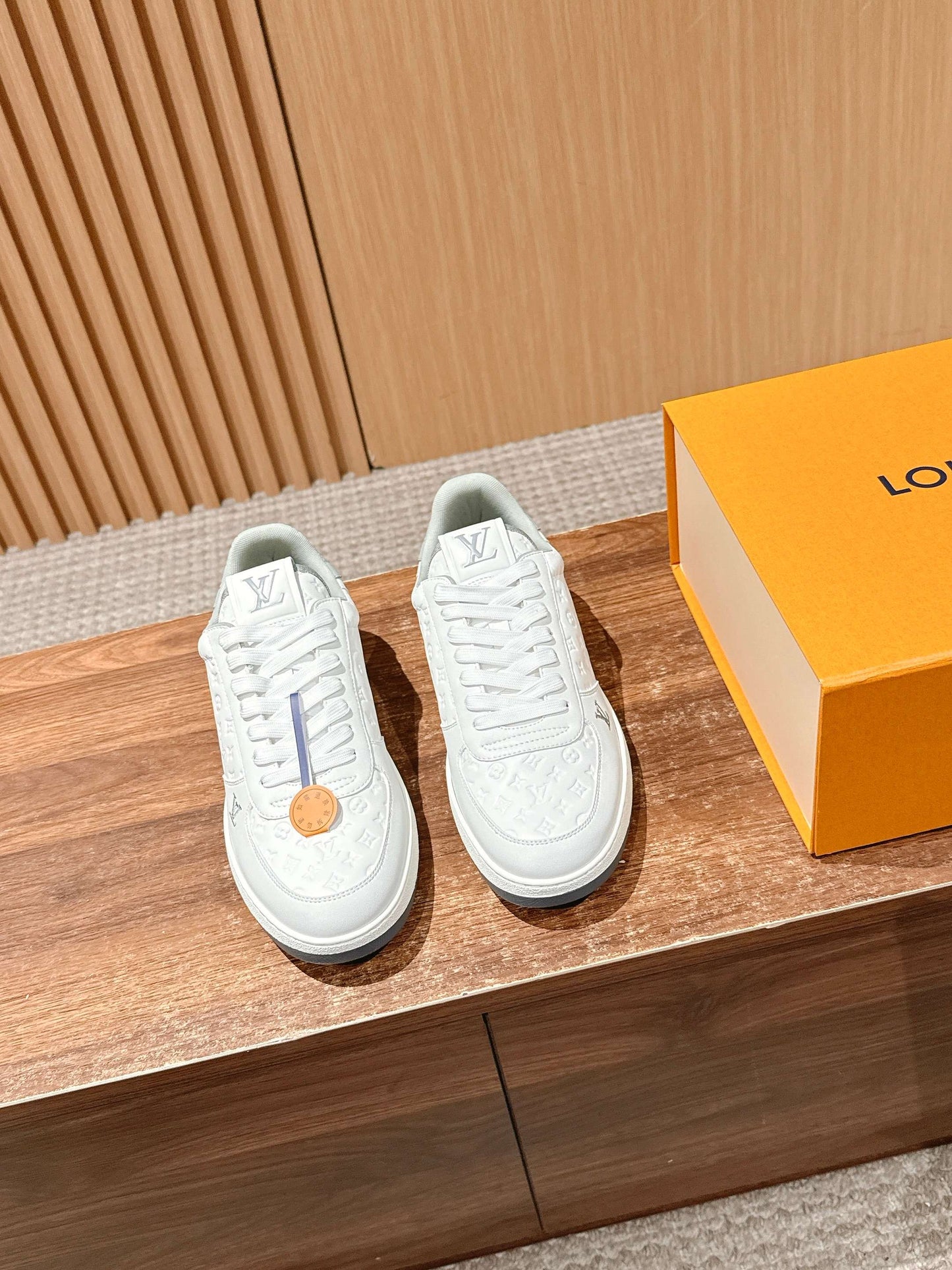 LV Rivoli, White with Light Green