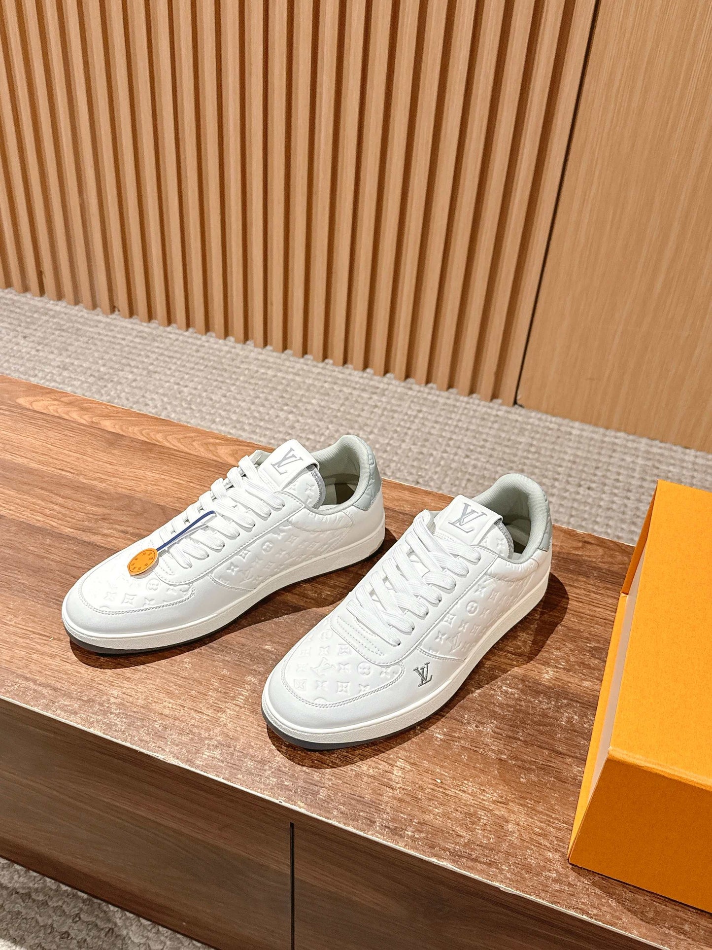 LV Rivoli, White with Light Green