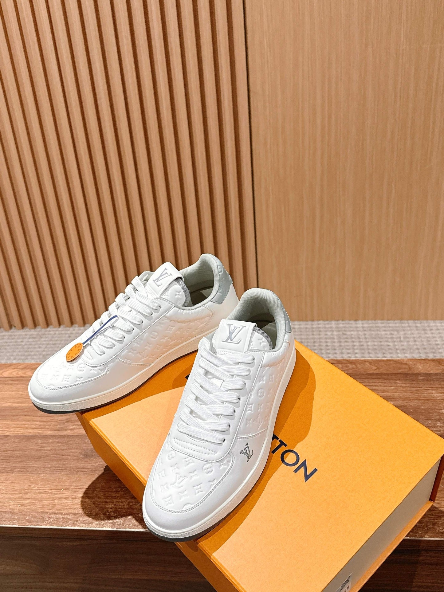 LV Rivoli, White with Light Green