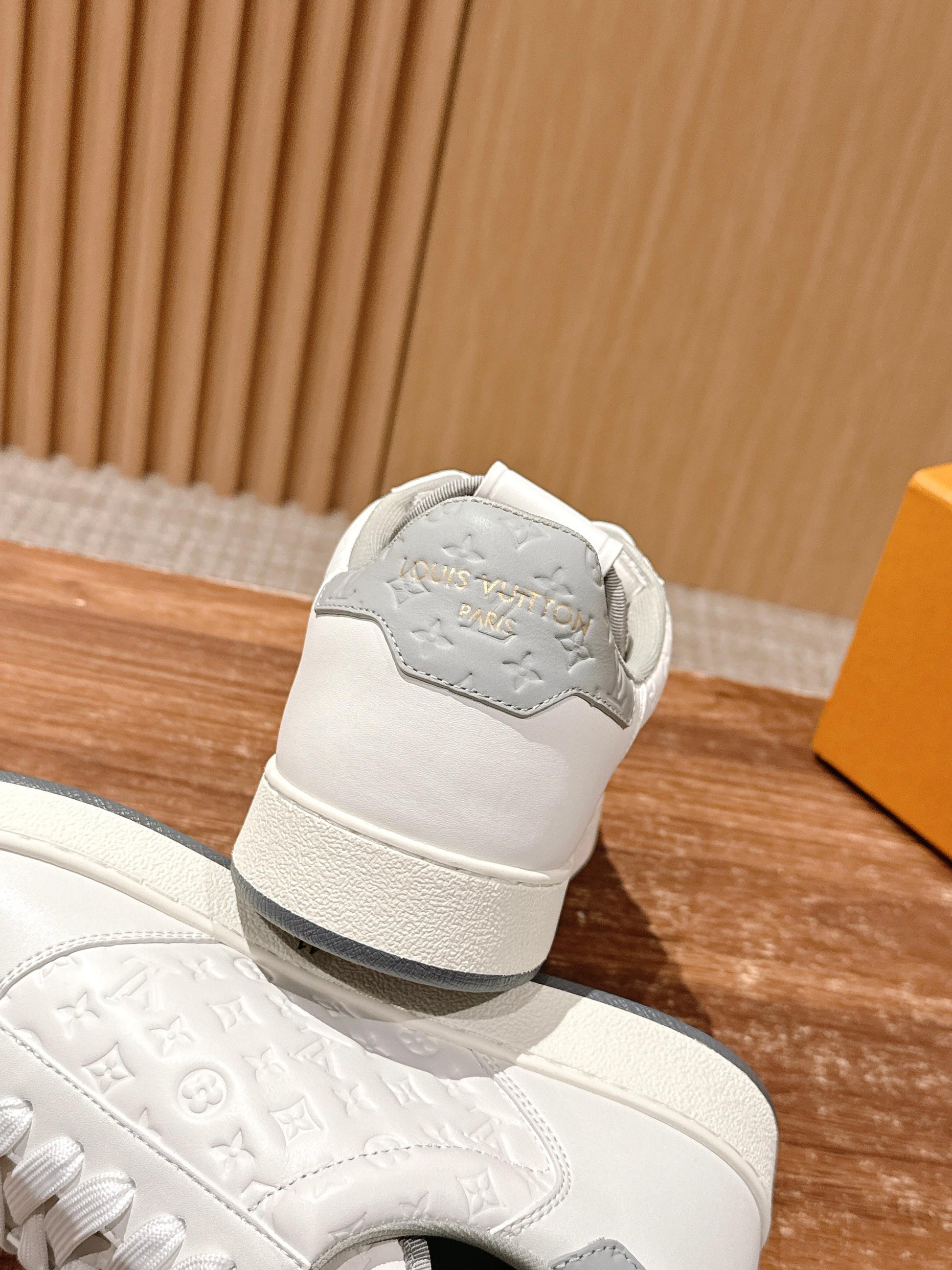 LV Rivoli, White with Light Green