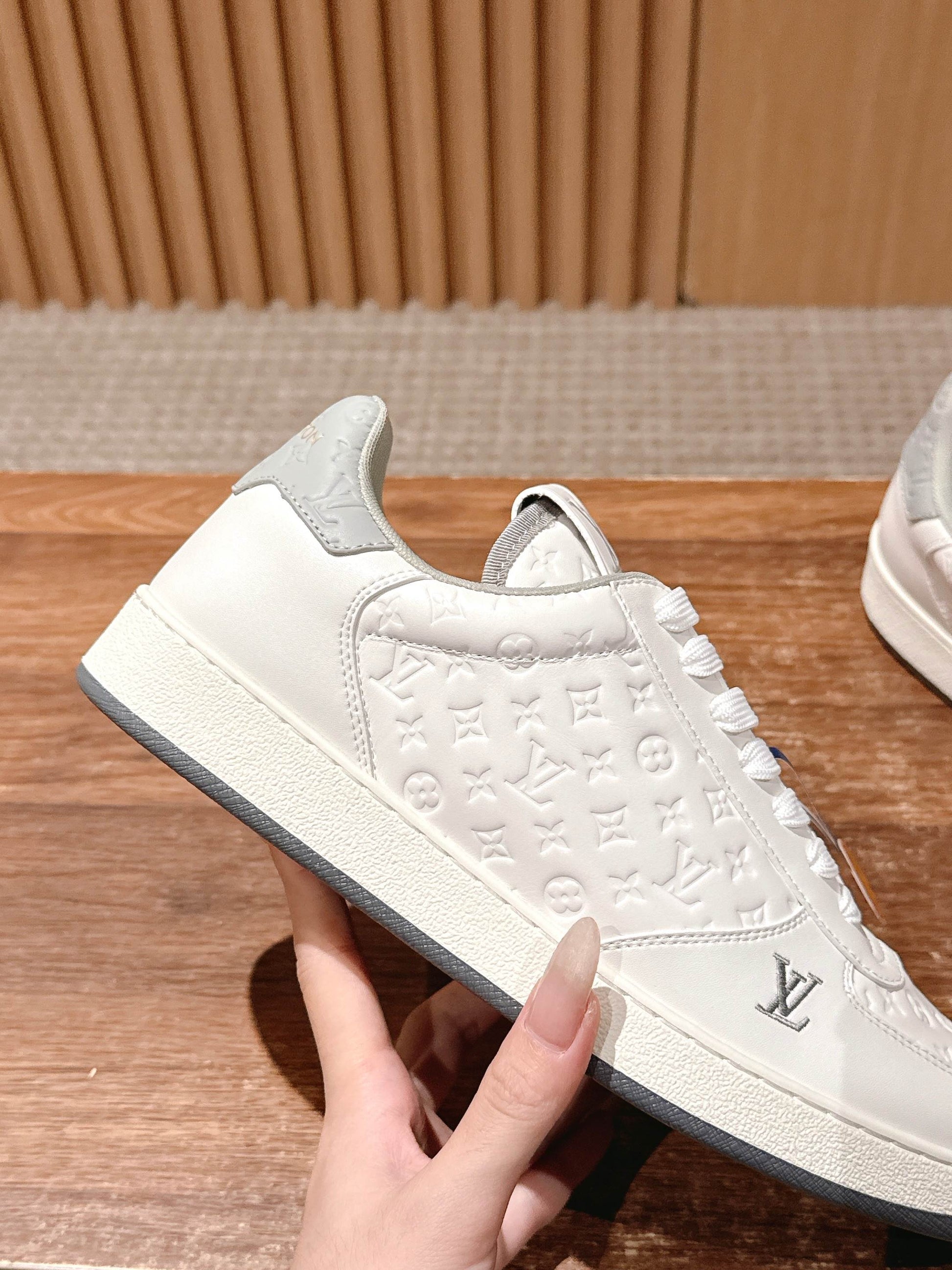 LV Rivoli, White with Light Green