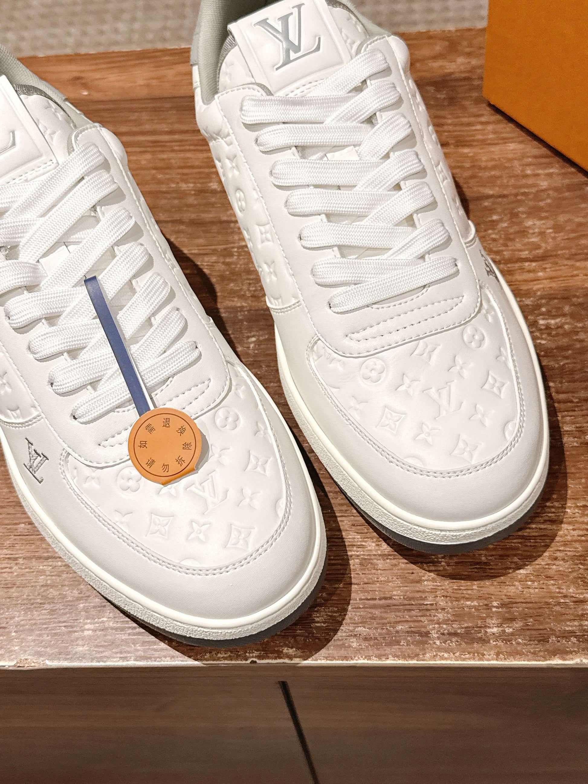 LV Rivoli, White with Light Green