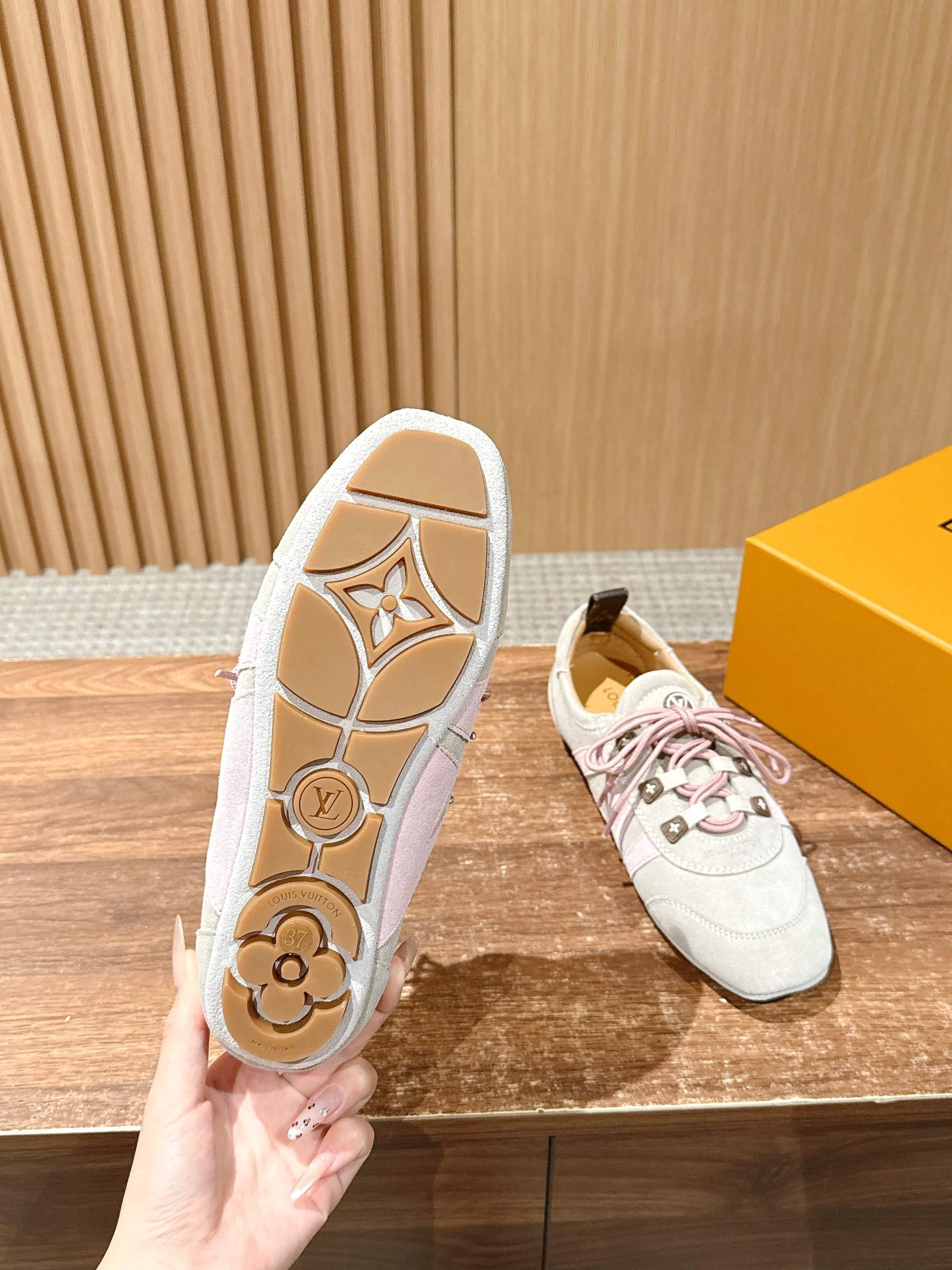 LV SNEAKRINA New Series 05