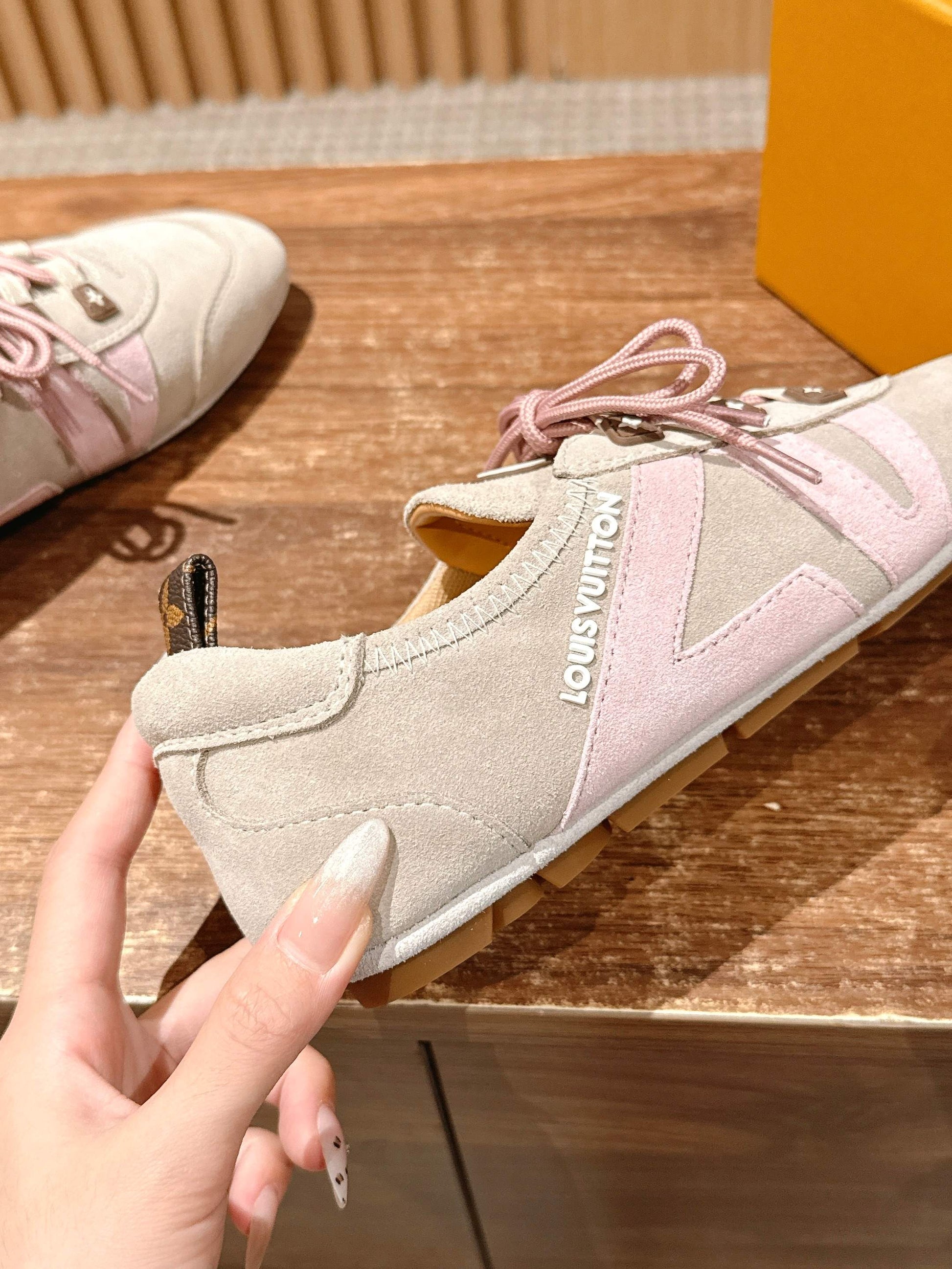 LV SNEAKRINA New Series 05