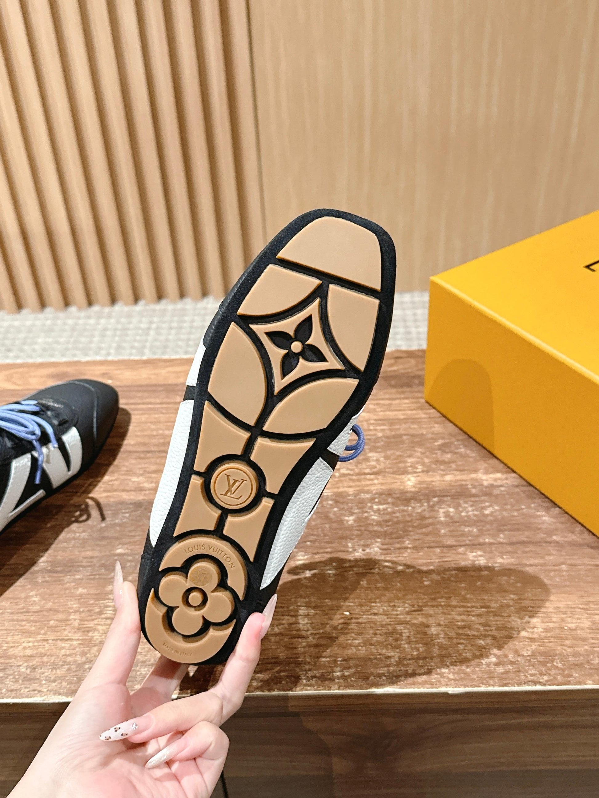 LV SNEAKRINA New Series 03