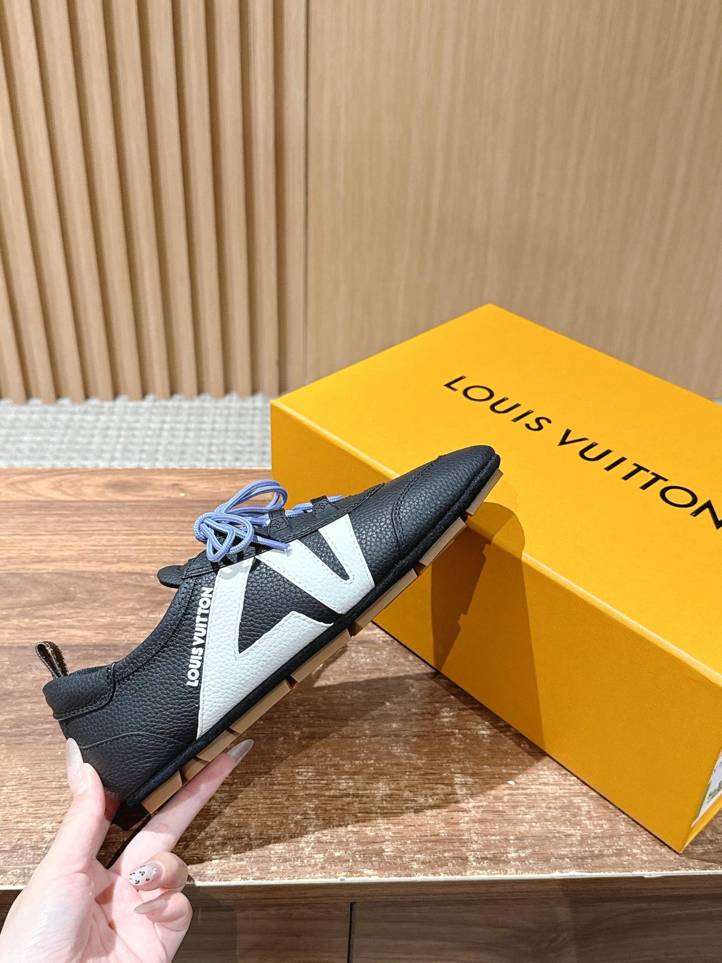 LV SNEAKRINA New Series 03