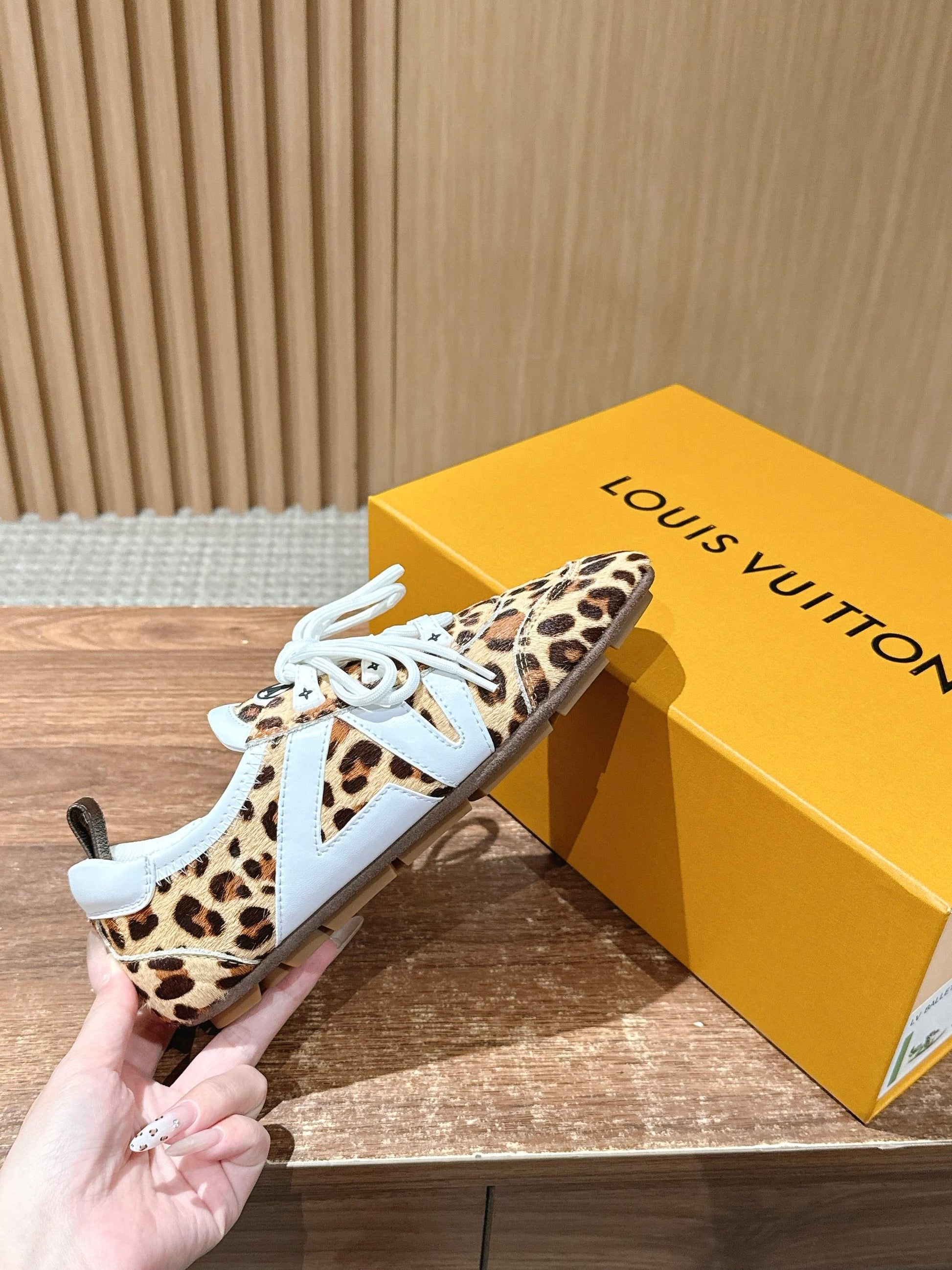 LV SNEAKRINA New Series 02