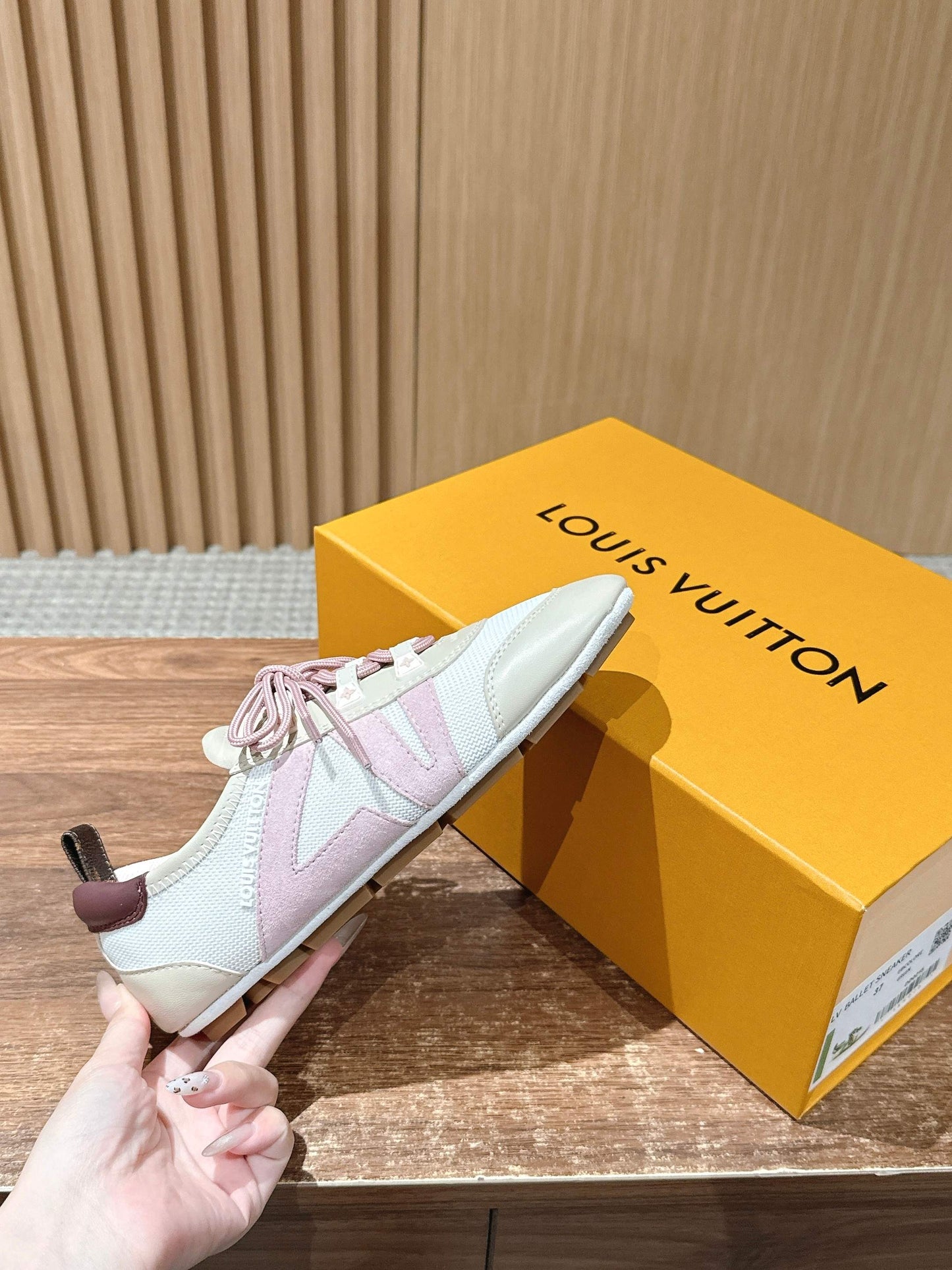 LV SNEAKRINA New Series 01