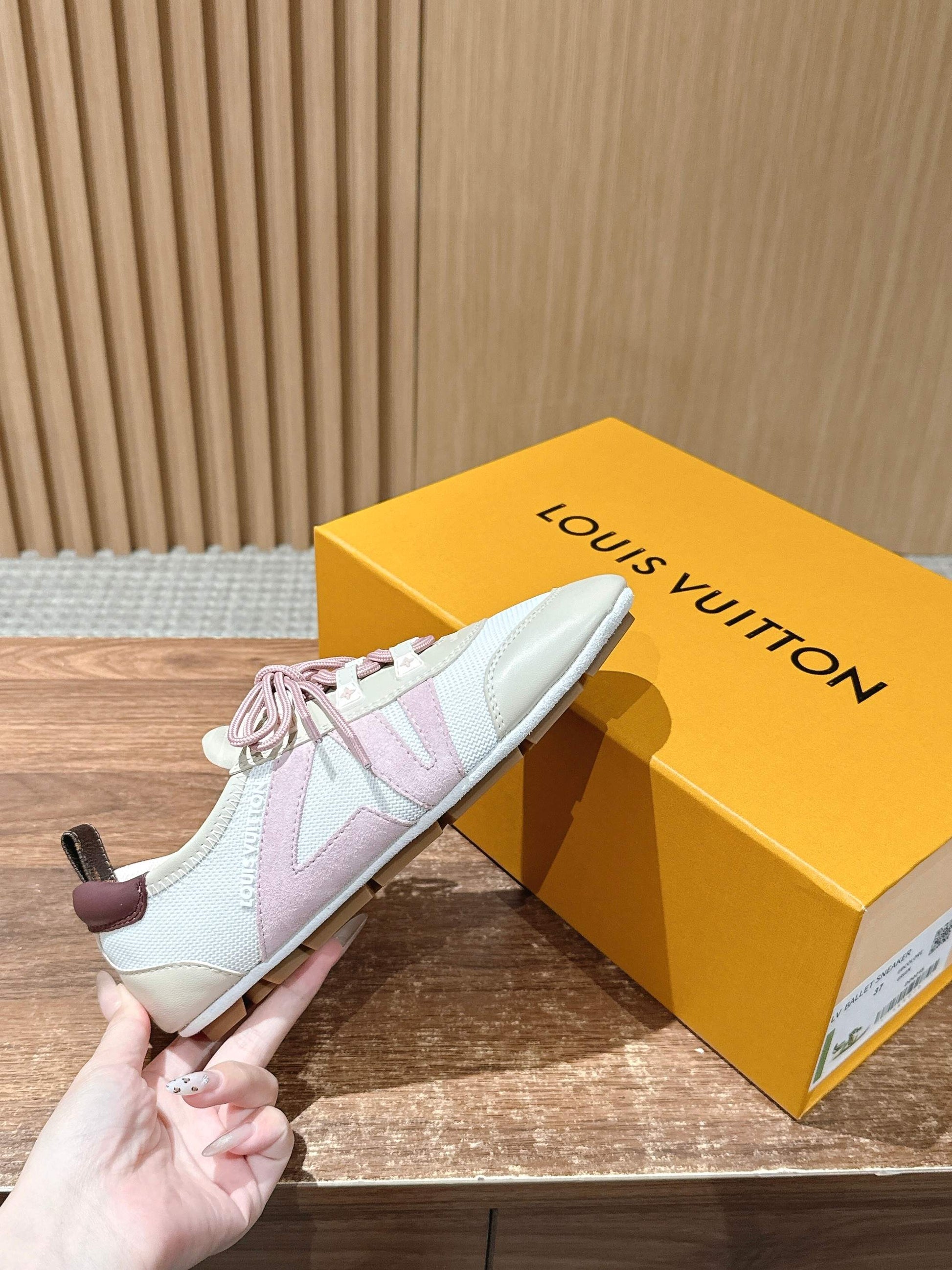 LV SNEAKRINA New Series 01