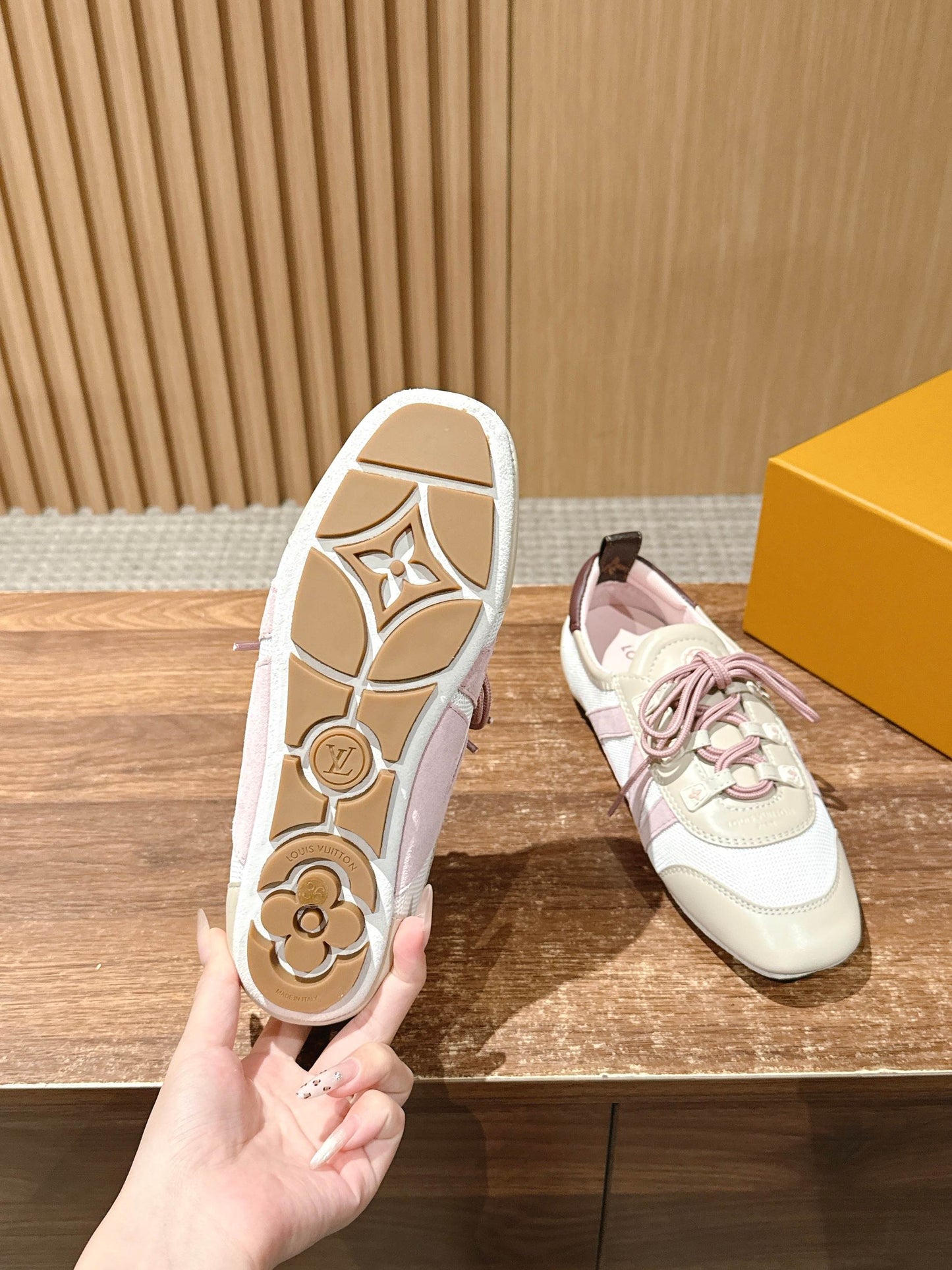 LV SNEAKRINA New Series 01