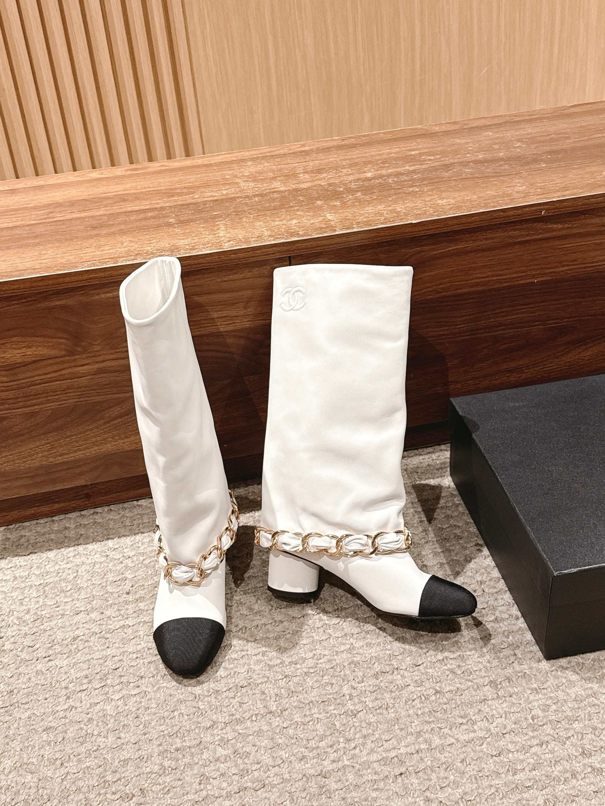 CHANEL Chanel New Chain Rider Boots, White