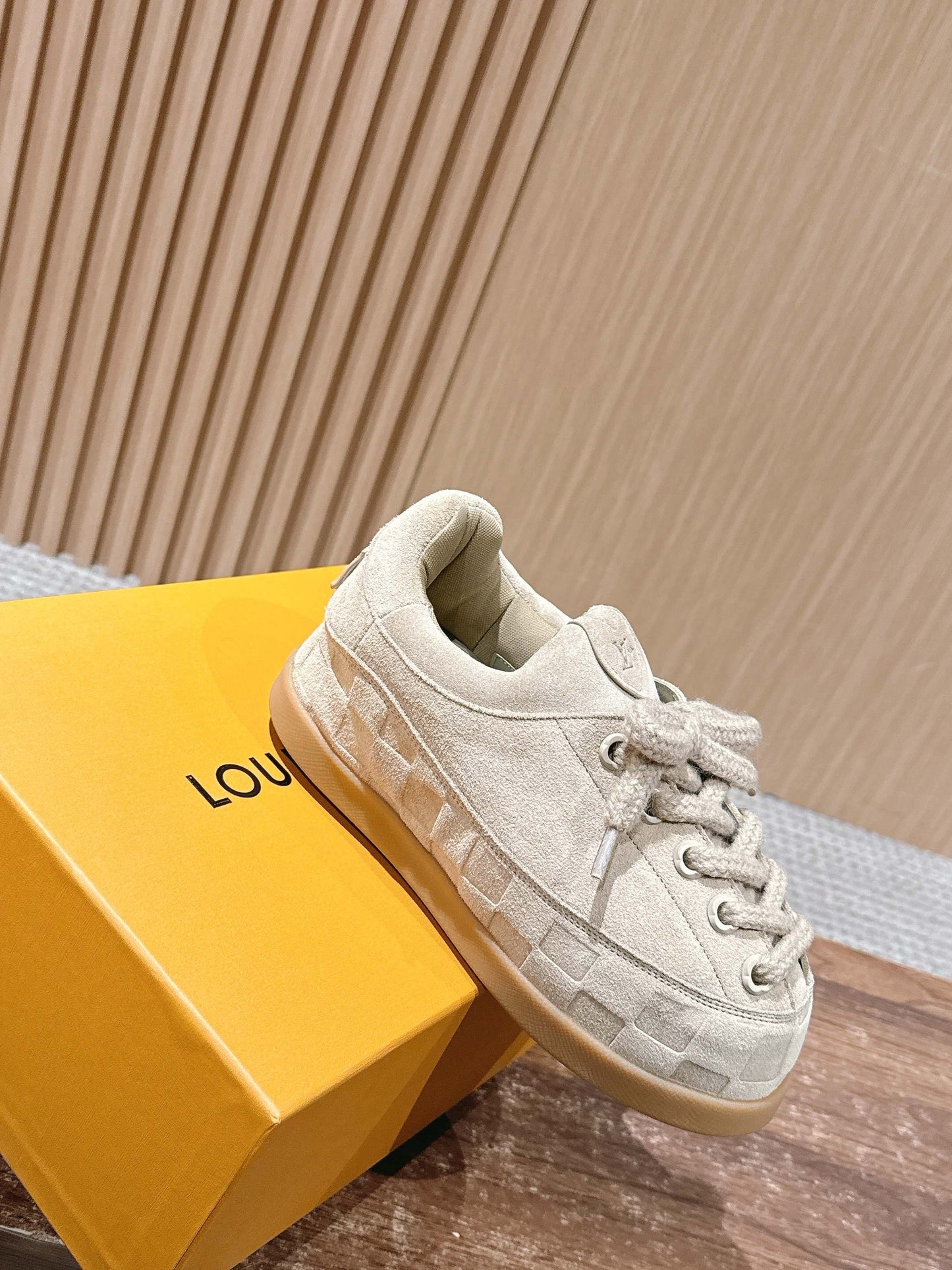 LV Nigo Yeti FW25, Sand