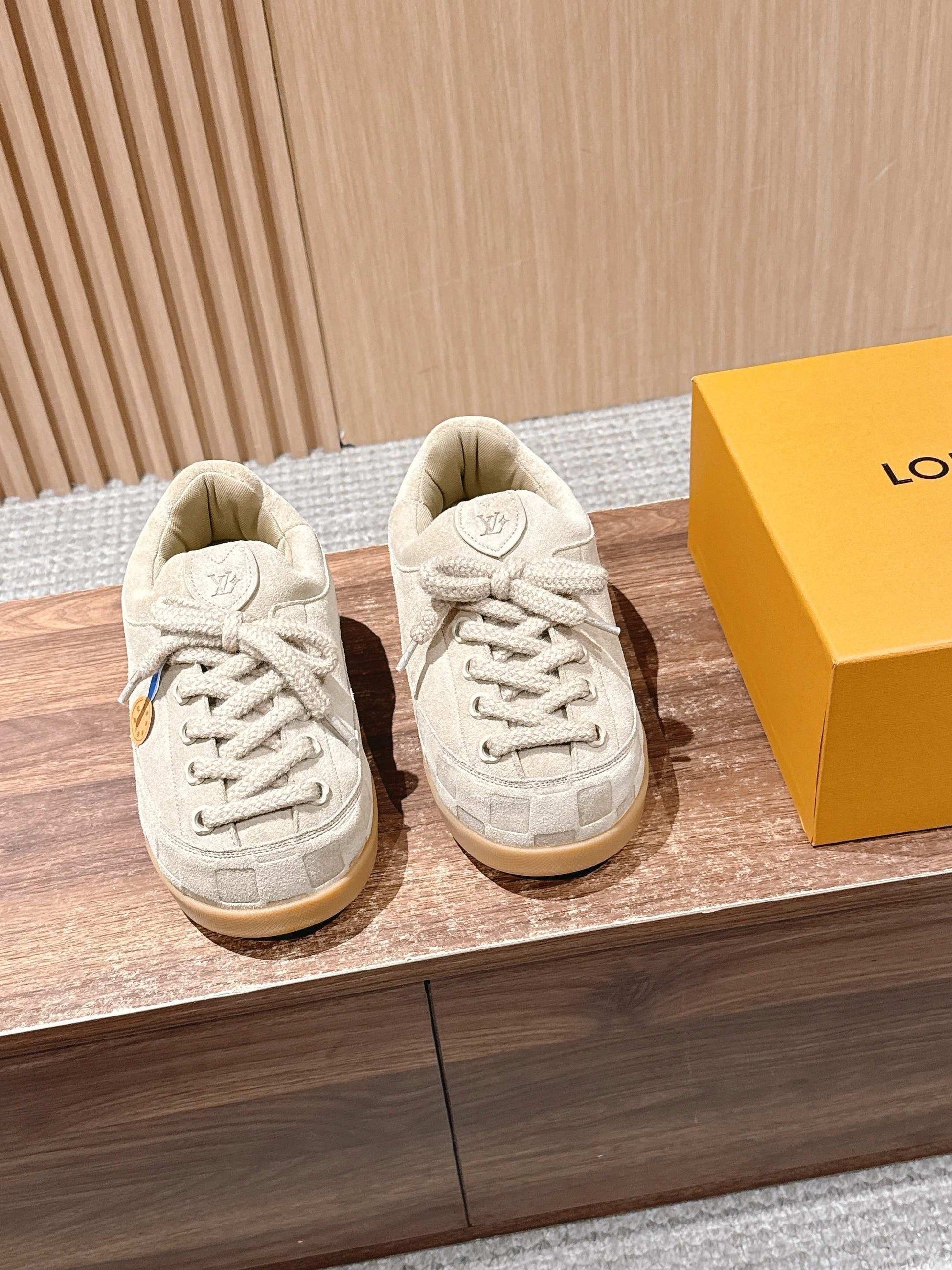 LV Nigo Yeti FW25, Sand
