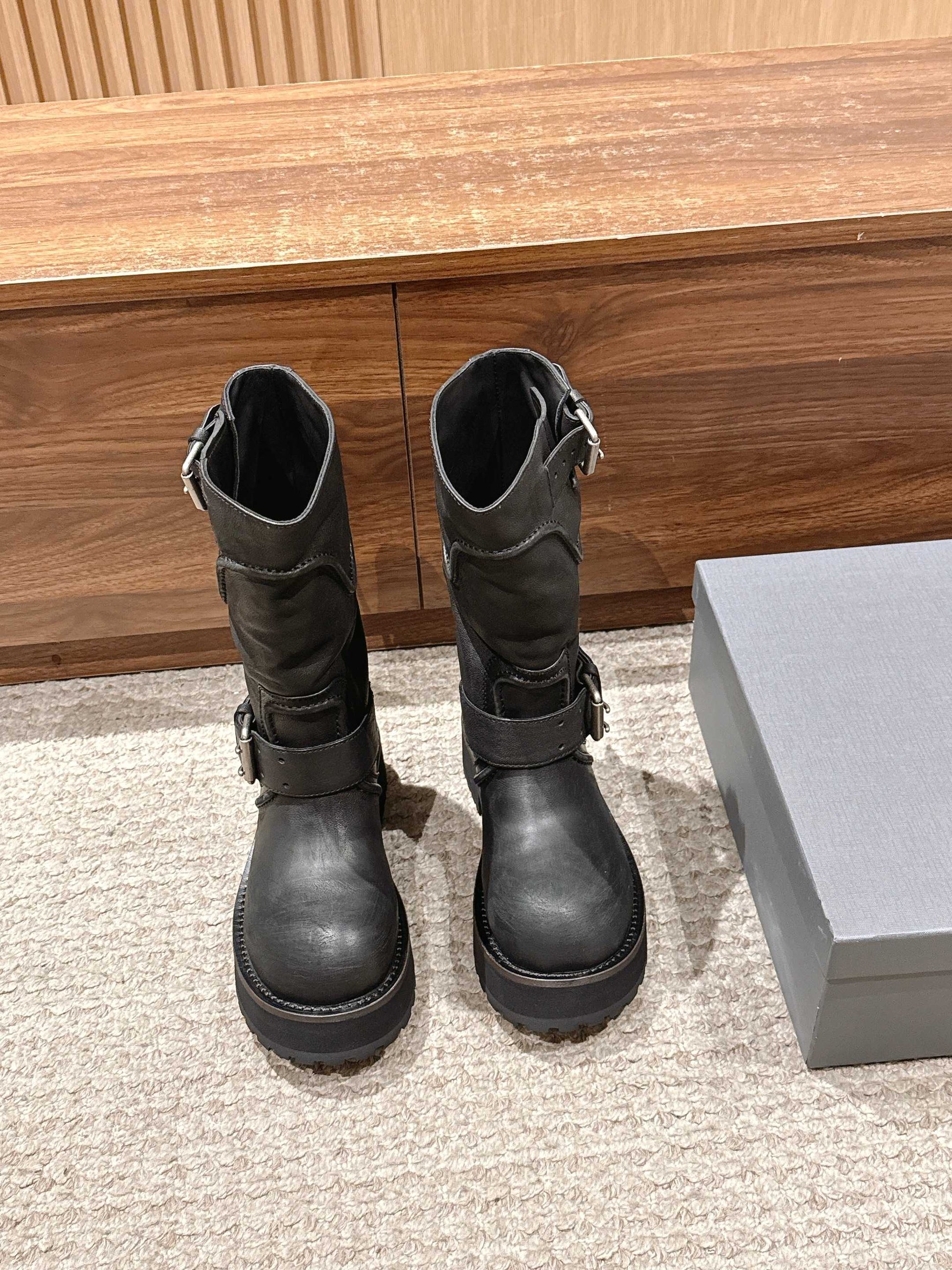 Balenciaga Must-Have for Cool-Girls , Dark-Style Venom Boots