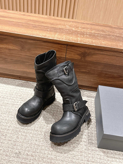 Balenciaga Must-Have for Cool-Girls , Dark-Style Venom Boots