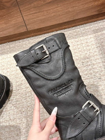 Balenciaga Must-Have for Cool-Girls , Dark-Style Venom Boots