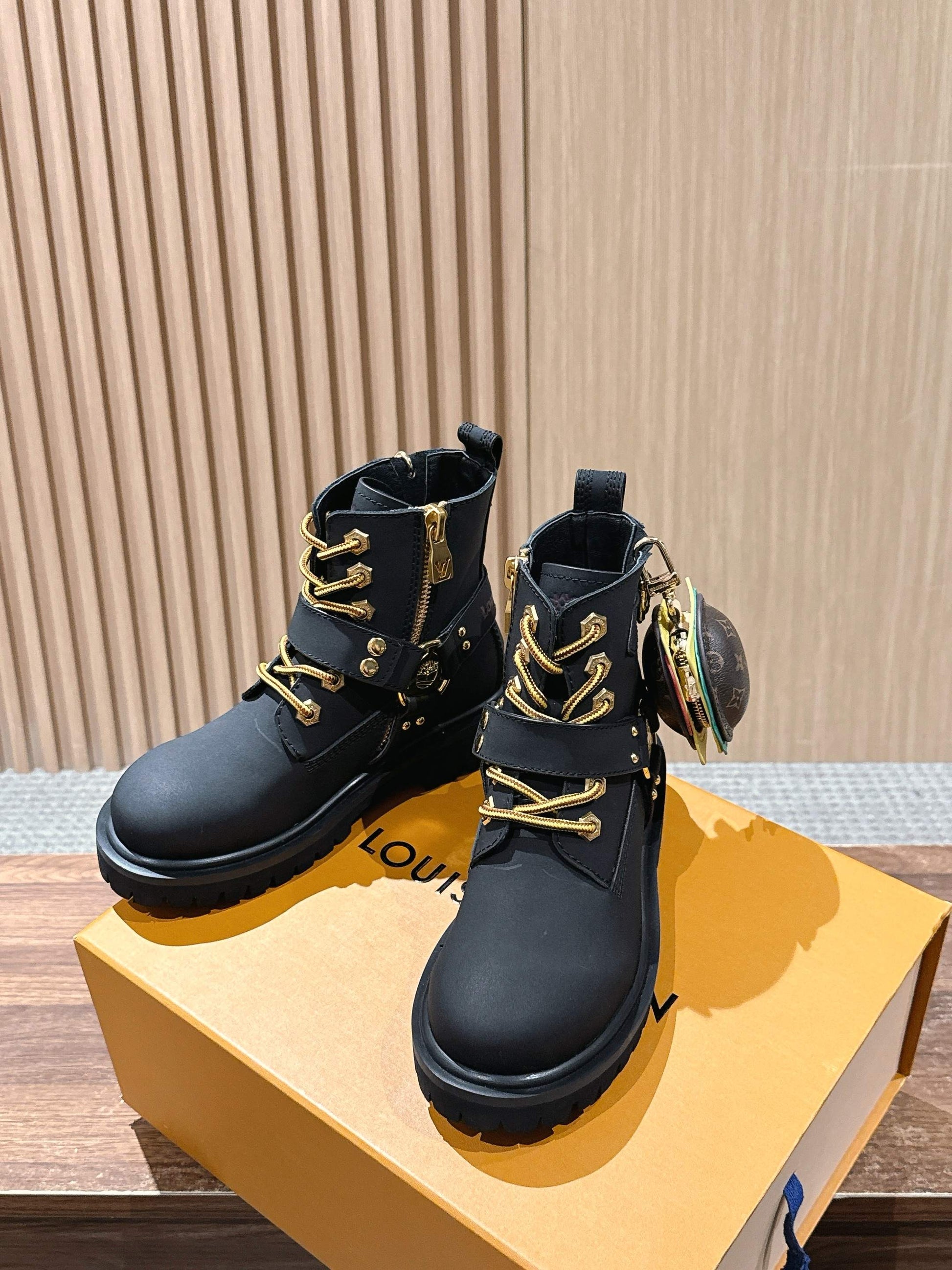 LV * Timberland Short Boots‌ Matte Black 01